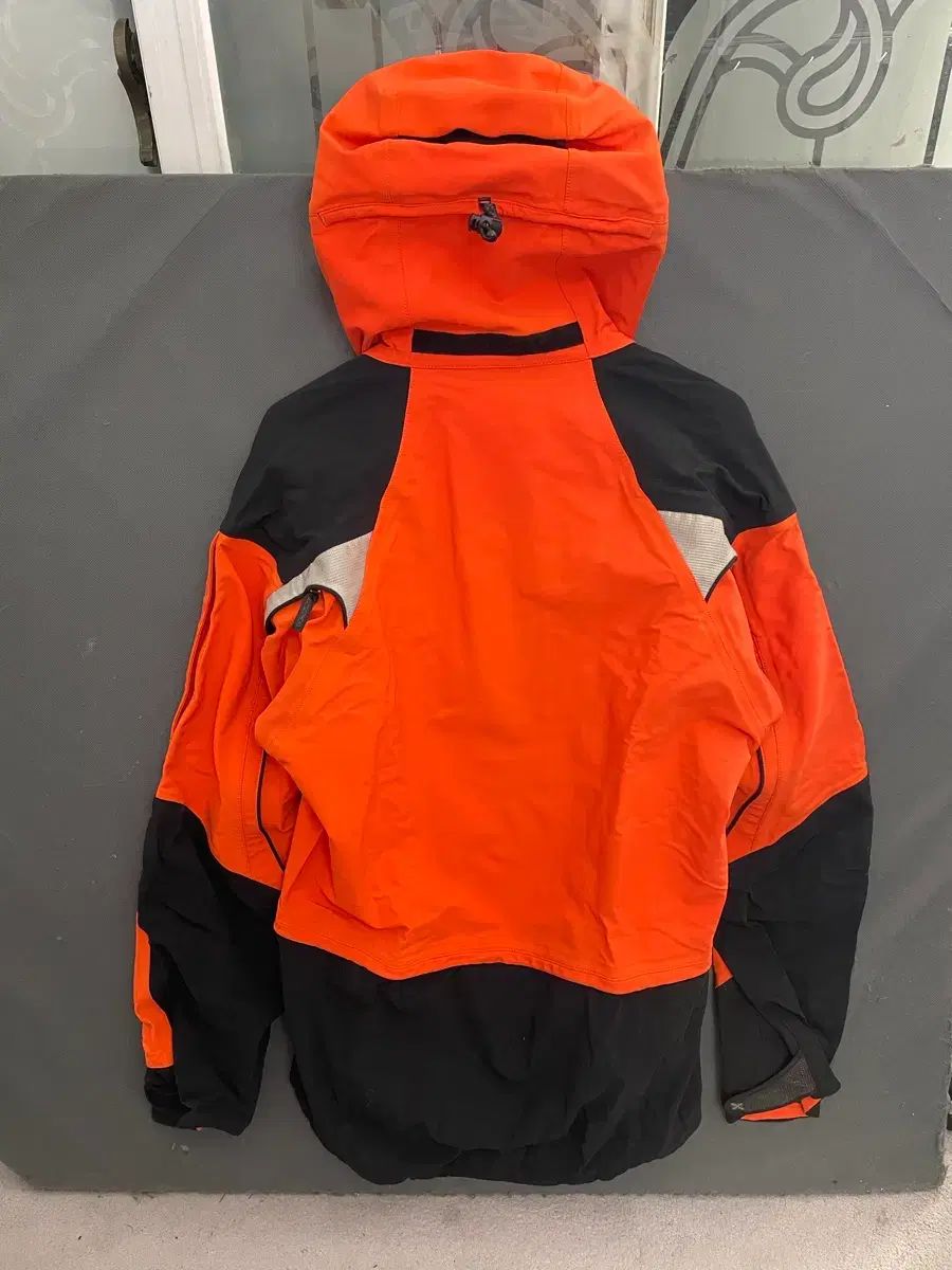 MONTURA モンチュラ オレンジ ブラック ウィンドブレーカー ジャケット L
