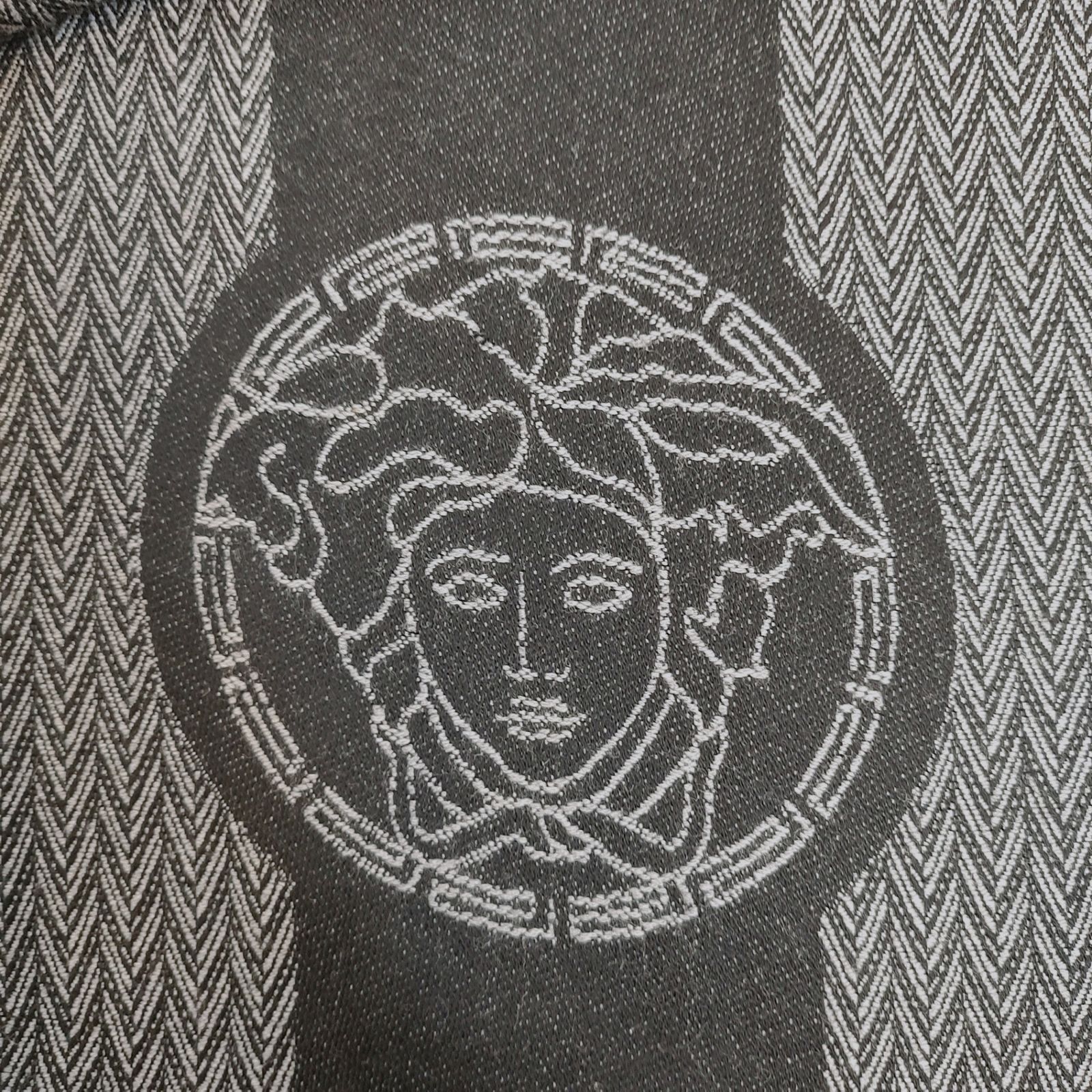 VERSACE ヴェルサーチ メデューサ ヘリンボーン柄 マフラー F ブラック