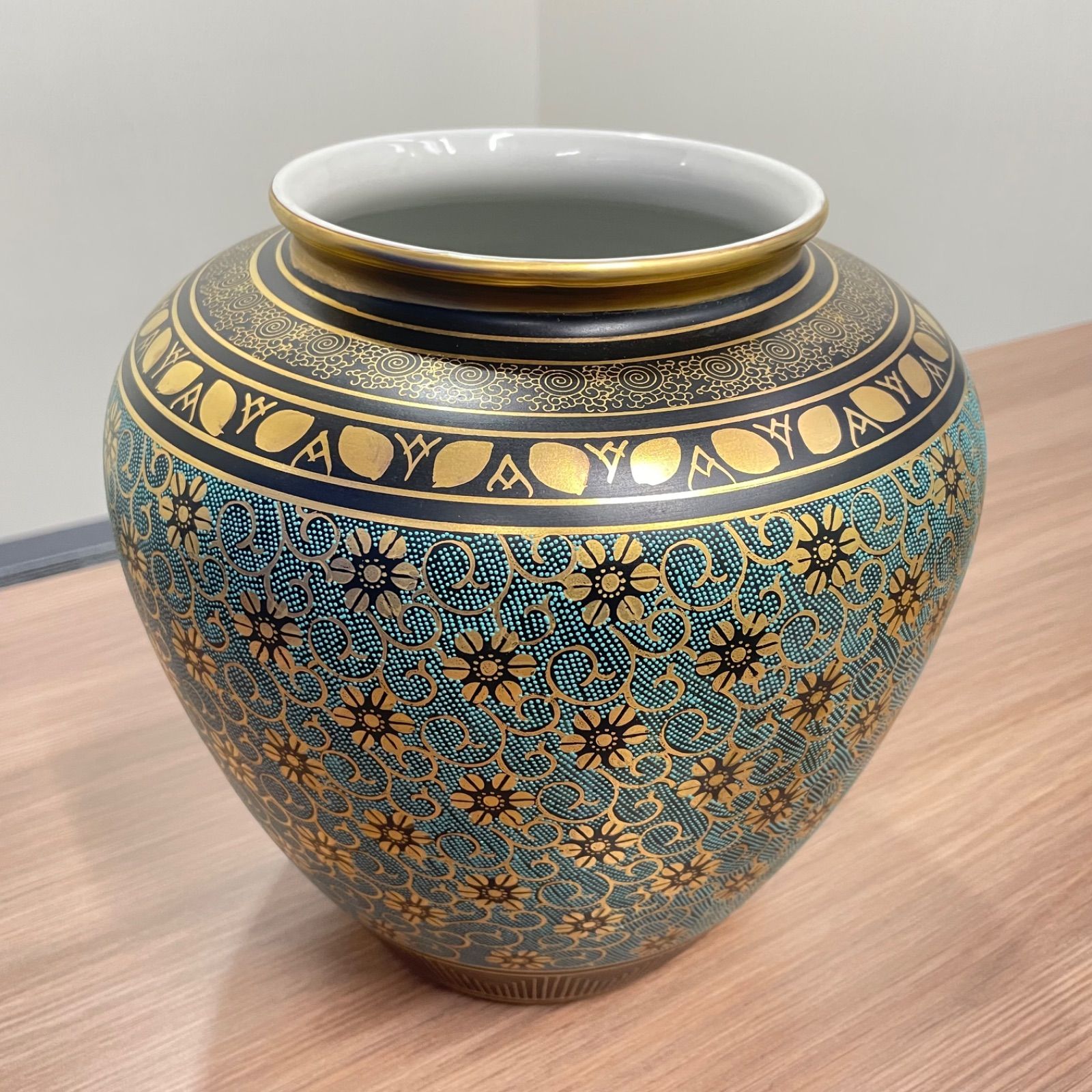 商品710】九谷焼 花瓶 金彩 青粒鉄仙文 25㎝ - メルカリ