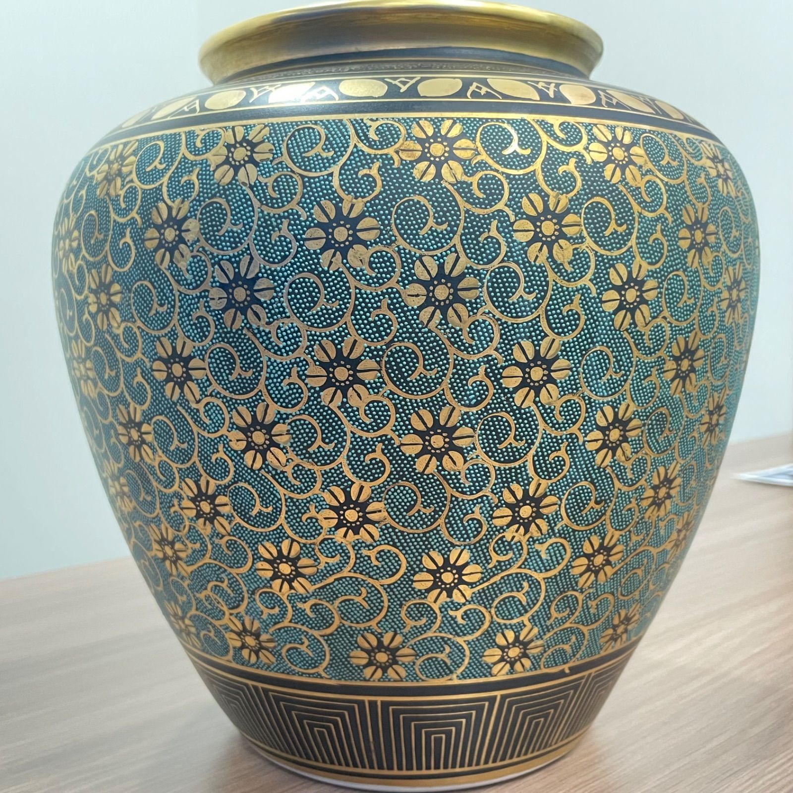 商品710】九谷焼 花瓶 金彩 青粒鉄仙文 25㎝ - メルカリ