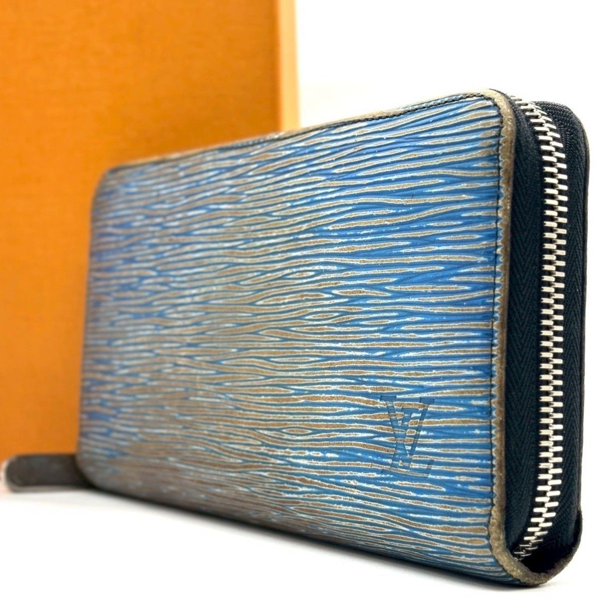 品格と青の存在感】 LOUIS VUITTON ジッピーウォレット エピ デニム