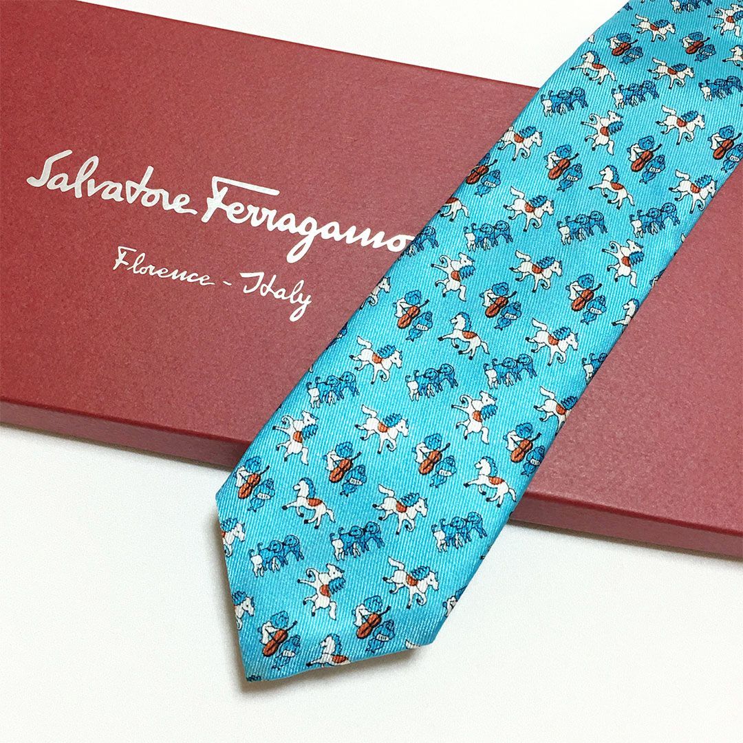 ネクタイSalvatore Ferragamo フェラガモ新品　ブルー小花柄 未使用級 サルヴァトーレフェラガモ Salvatore Ferragamo ネクタイ