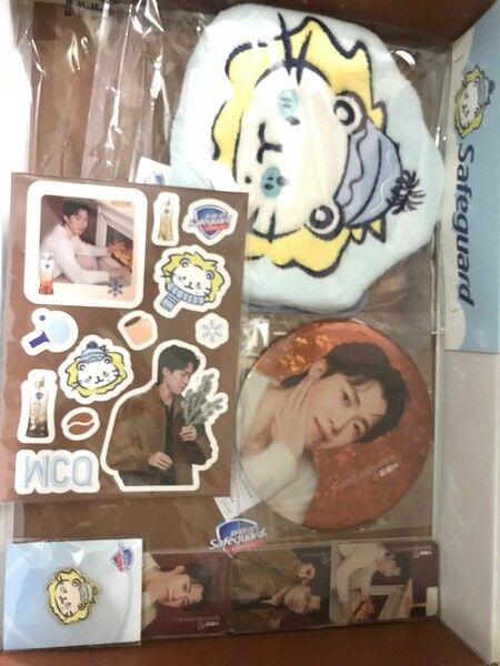 王楚欽×舒?佳 コラボ限定グッズセット ギフトボックス Aタイプ タオル ステッカー トレカ 缶バッジ ピン 2026年カレンダー