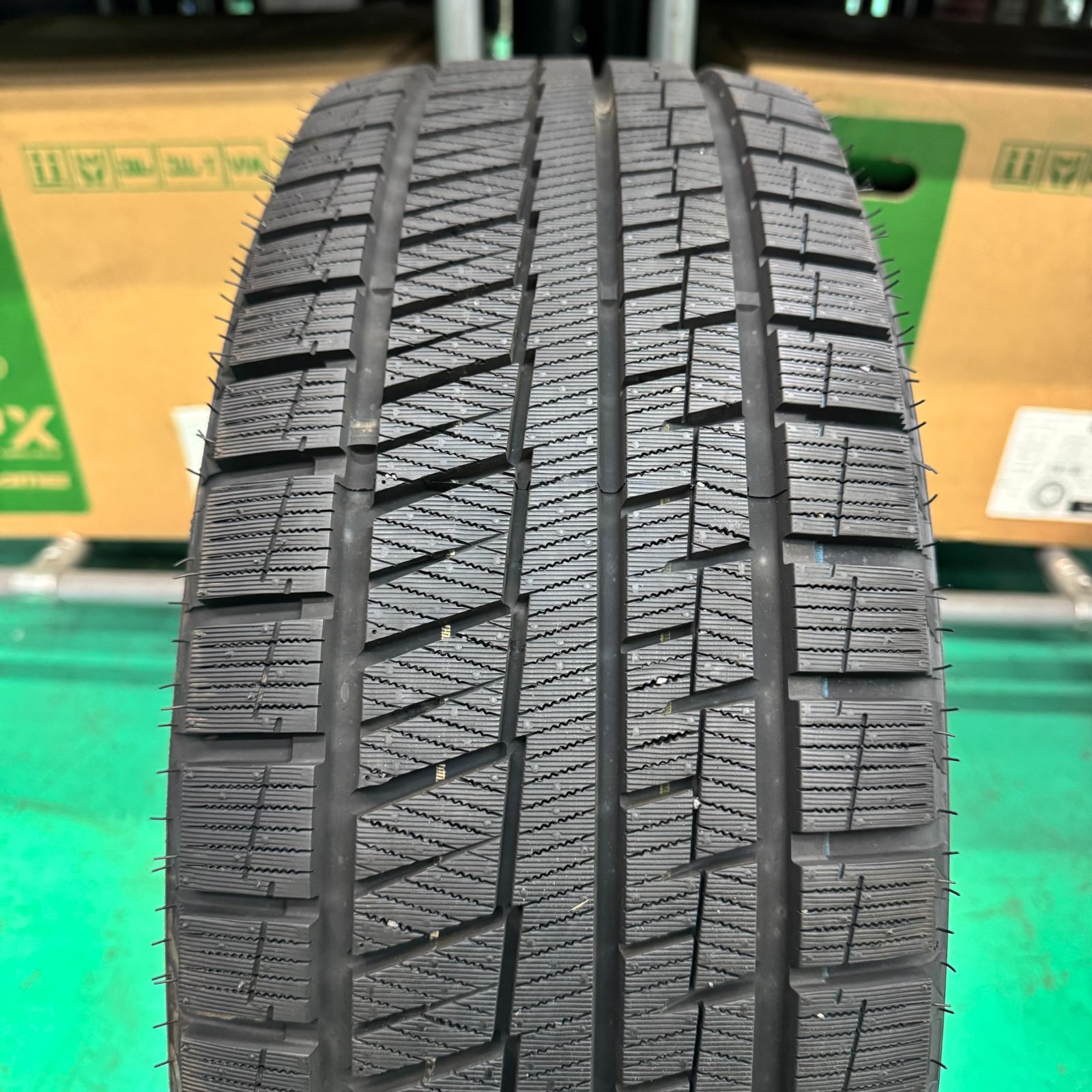 特売】22年製 バリ溝 195/55R16 グリップマックス 8-9分山 4本 ノート