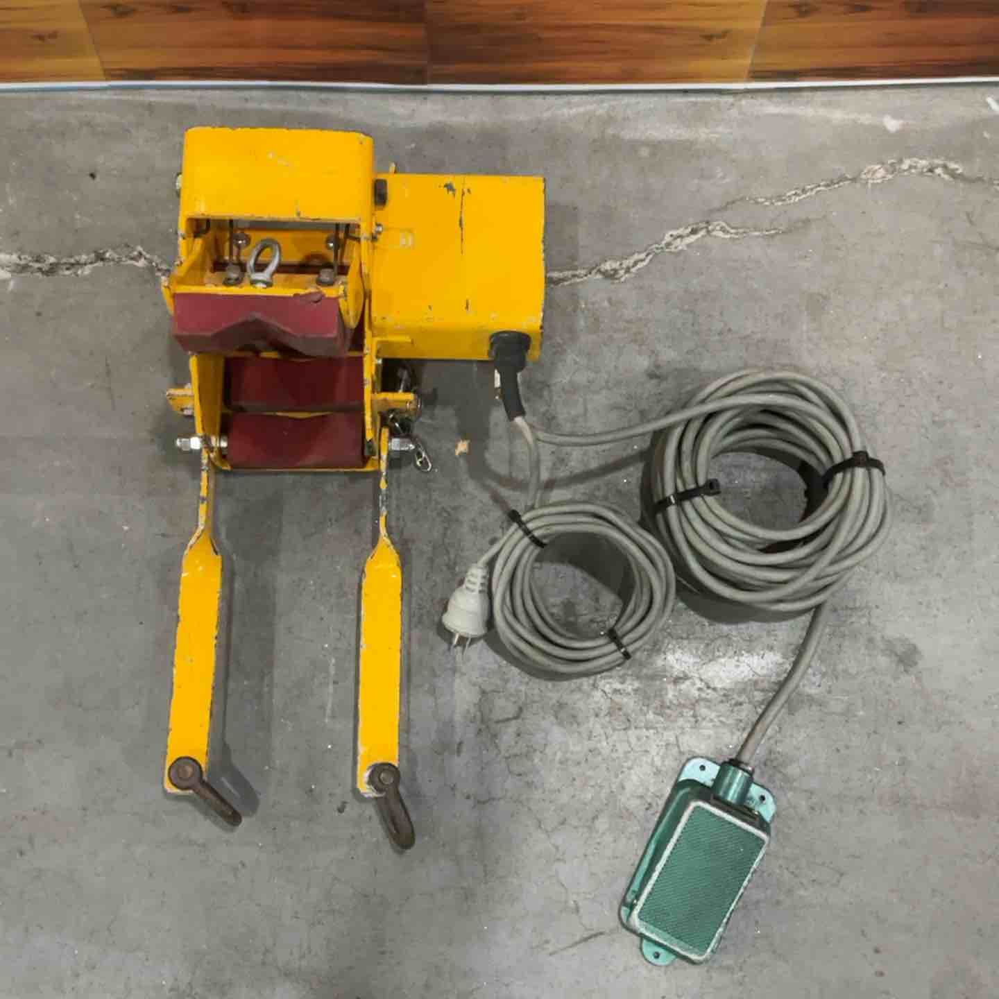 型式不明 ケーブル送り機