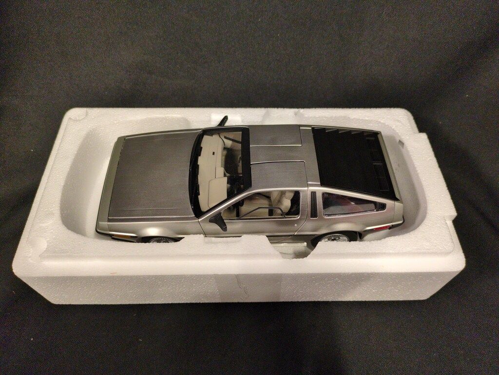 AUTOart 1/18 コンポジットモデル DELOREAN DMC-12 (サテンシルバー