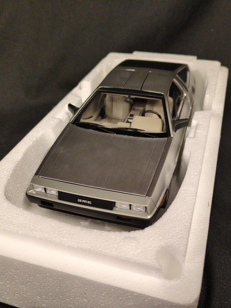AUTOart 1/18 コンポジットモデル DELOREAN DMC-12 (サテンシルバー