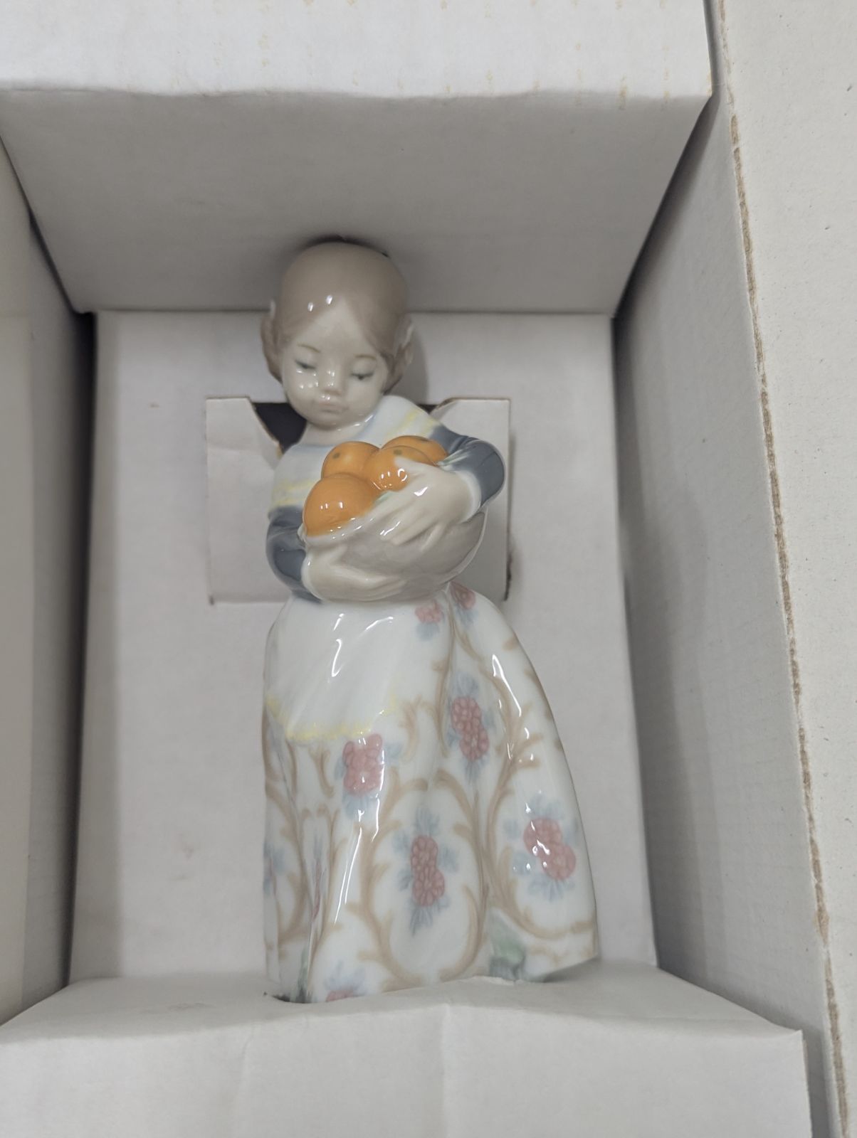 リヤドロ LLADRO フィギュリン バレンシアの少女 オレンジがいっぱい