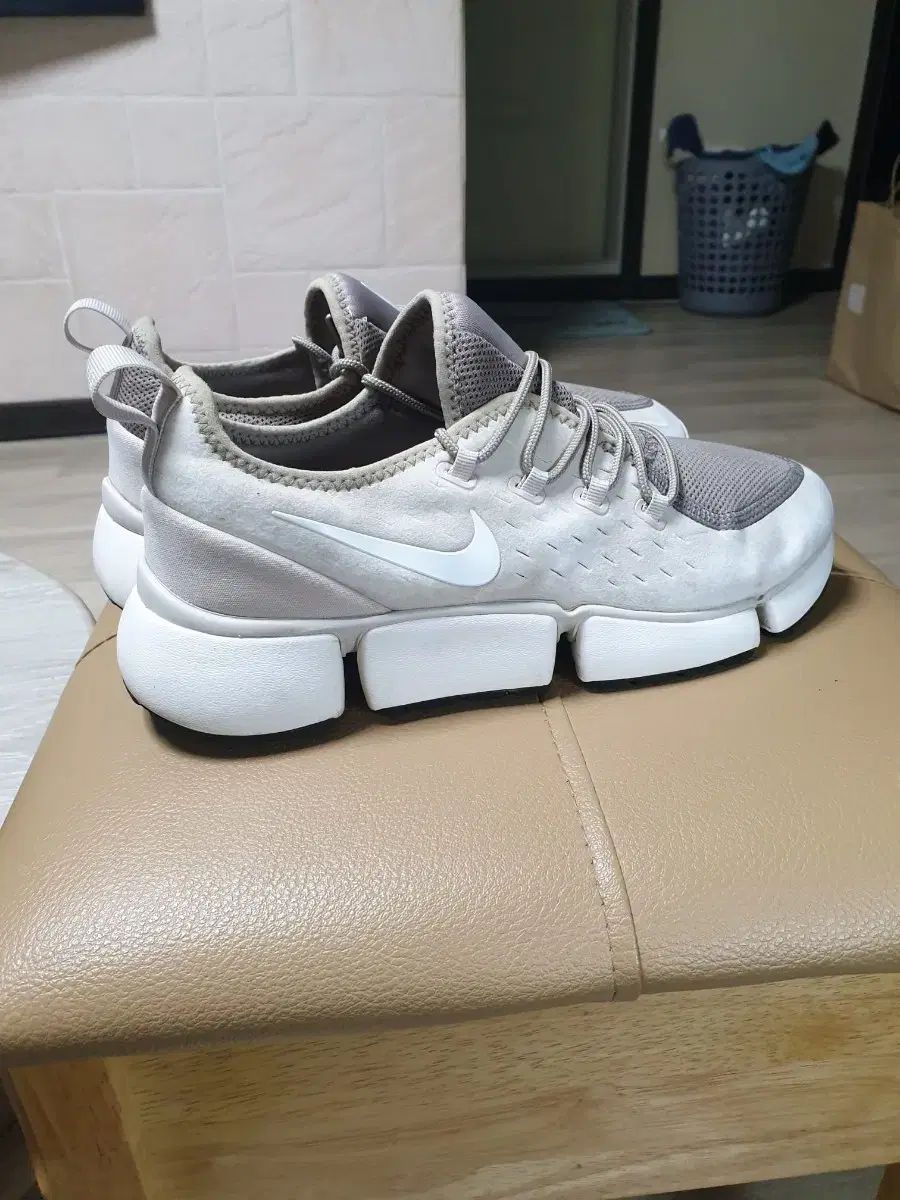 ナイキ ランニングシューズ グレー 白 250