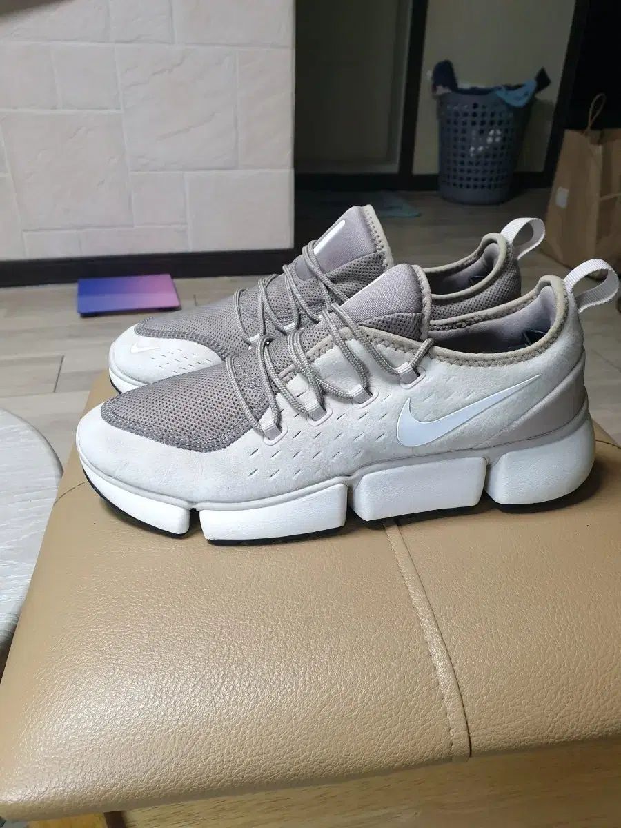 ナイキ ランニングシューズ グレー|白 250