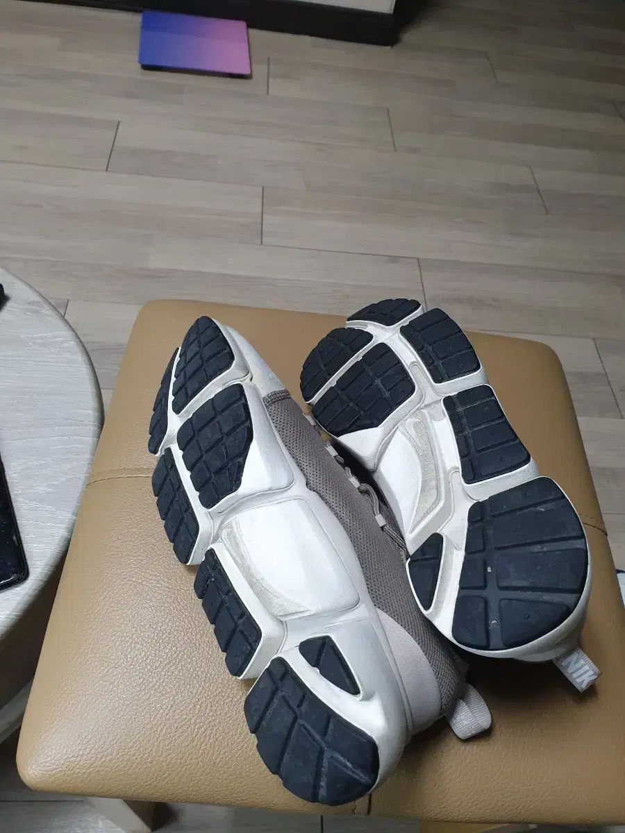 ランニングシューズ グレー