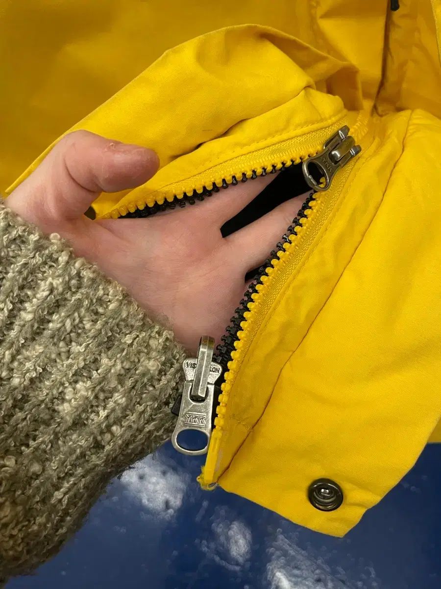 ゴアテックス ウィンドブレーカー