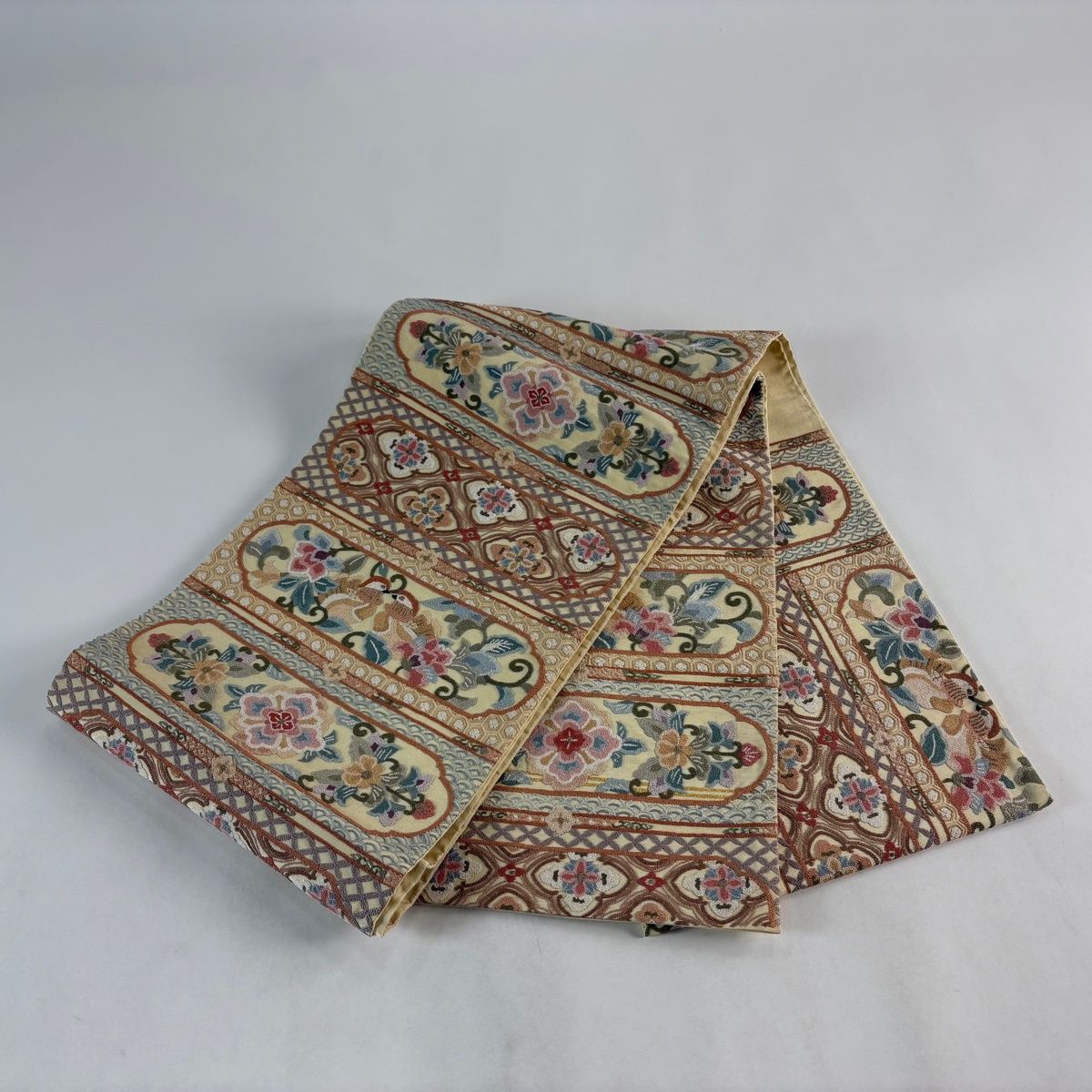 袋帯 逸品 中国明綴帯 向かい鳥 華文 金糸 相良刺繍 ベージュ お太鼓柄