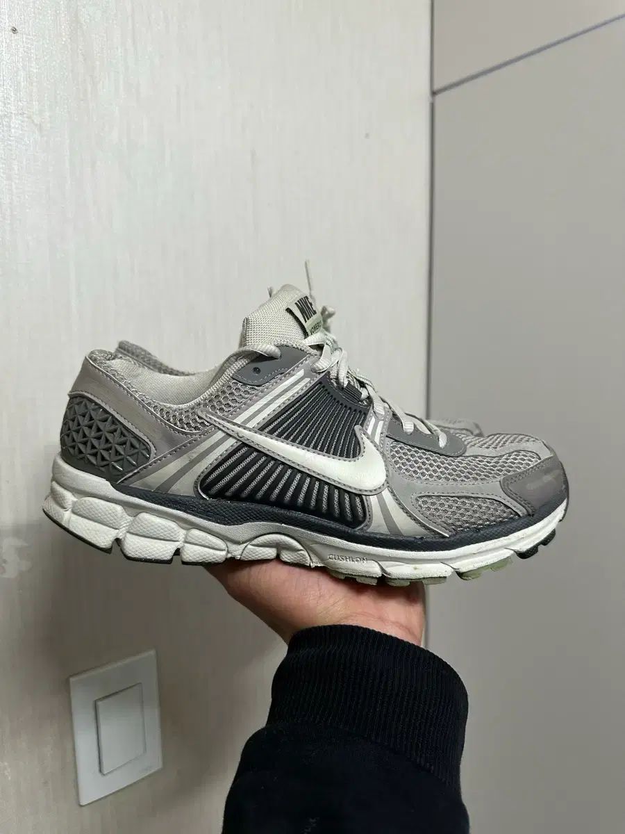 ナイキ ズーム ボメロ 5 グレー スニーカー 265 mm