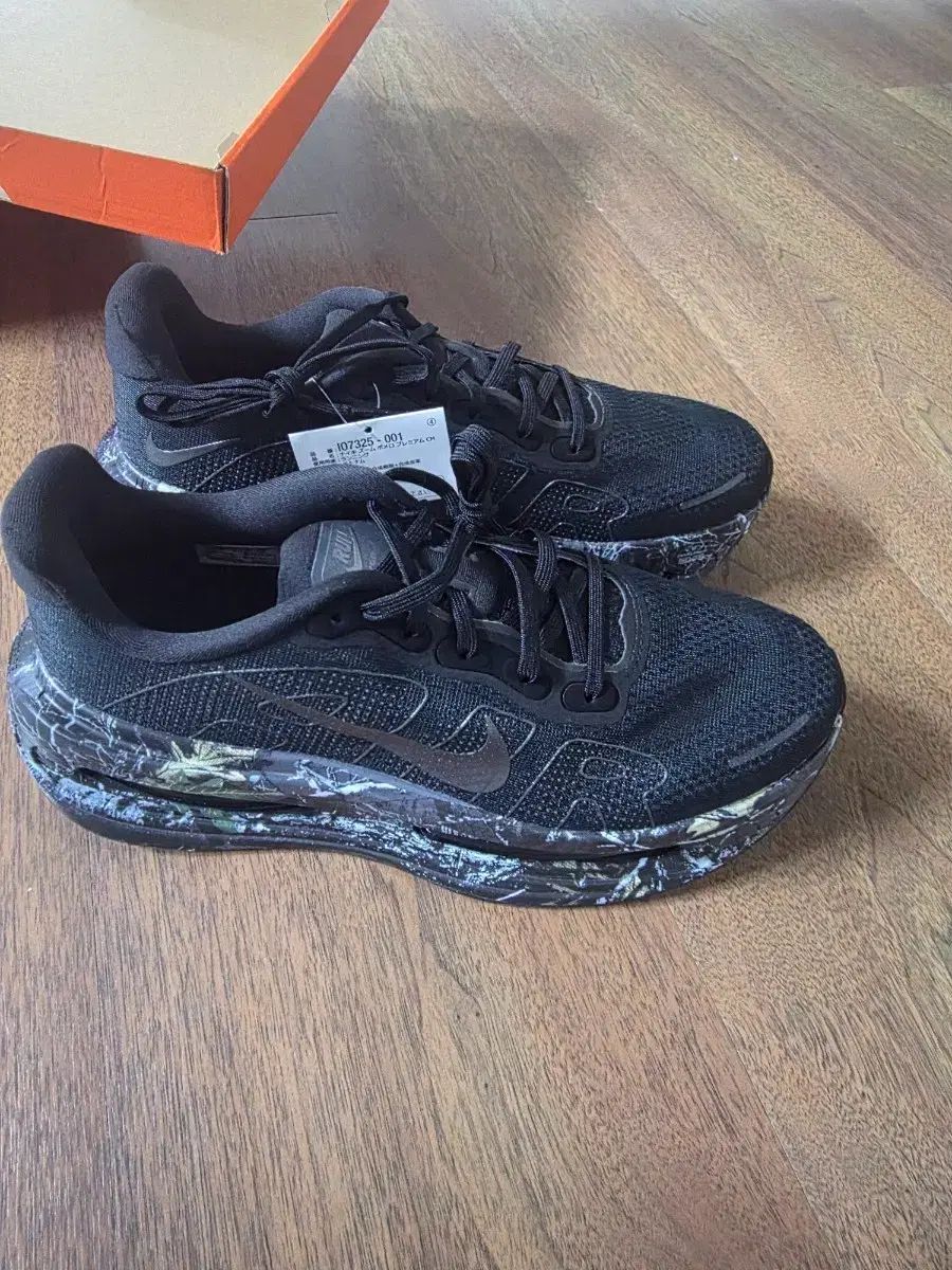 ナイキ メンズ ランニングシューズ ブラック ボメロ ム 265