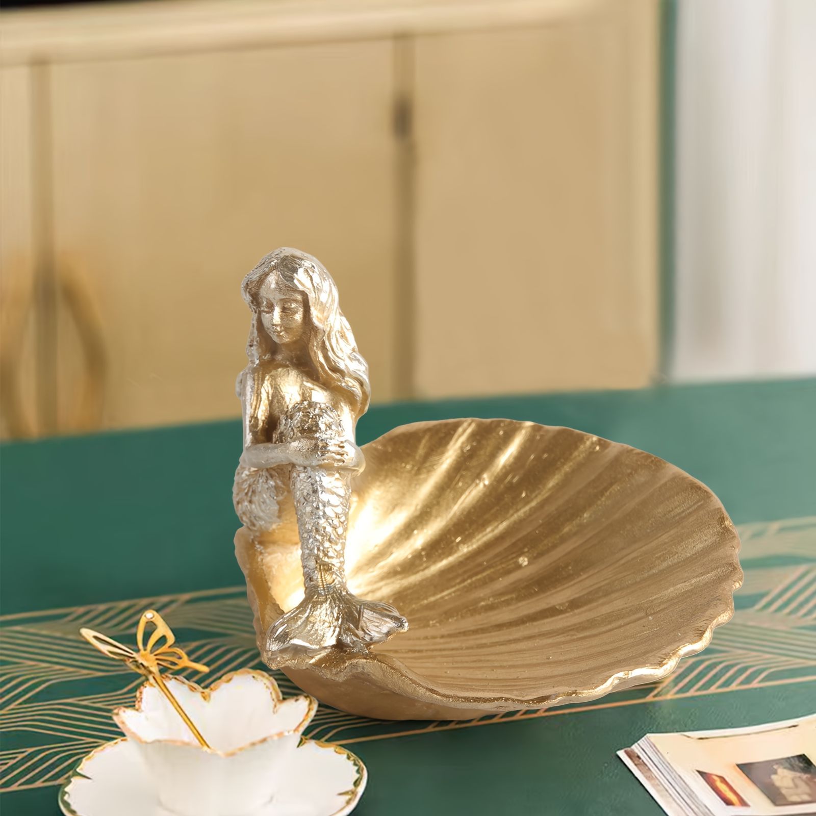 小物入れ 鍵置き 置物 インテリアトレイ オブジェ 貝殻に座っている