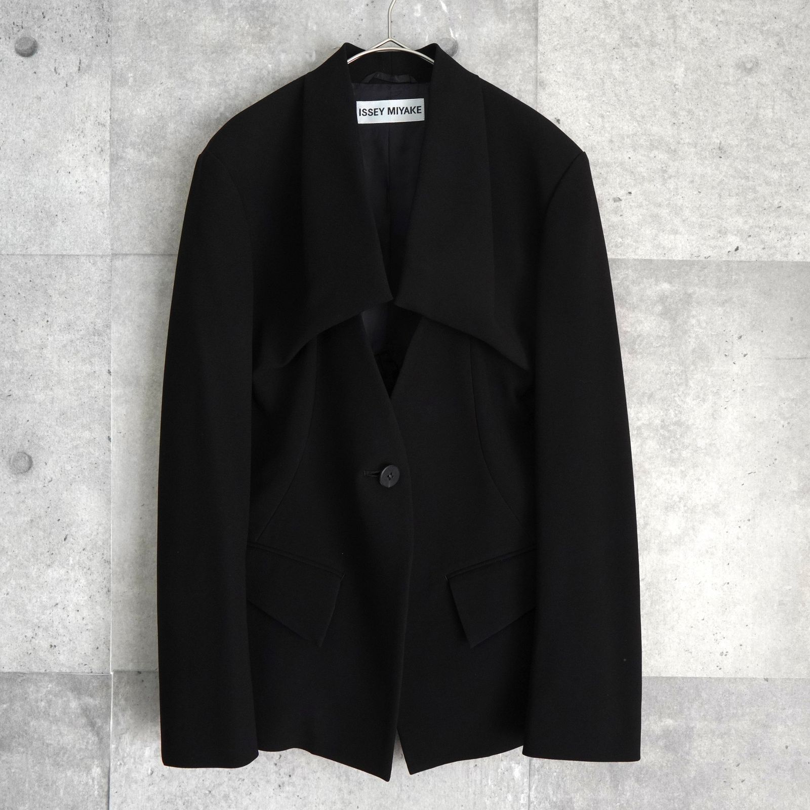 ISSEY MIYAKE ブラック デザインスタンドジャケット 変形ジャケット FLAT BLACK – isseymiyake.com