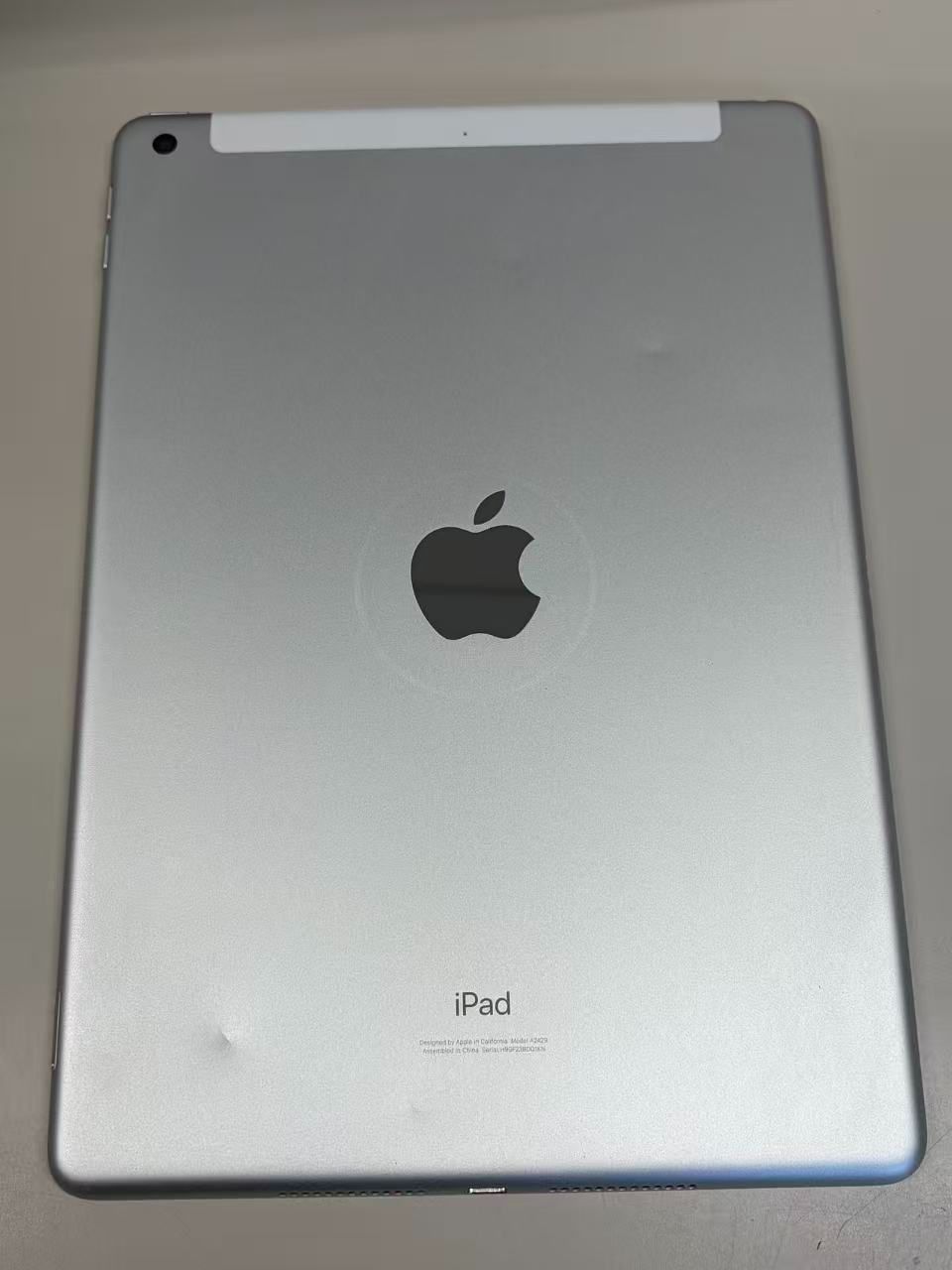 電池73% SIMフリーiPad (第8世代) 32GB シルバー 【公式通販】