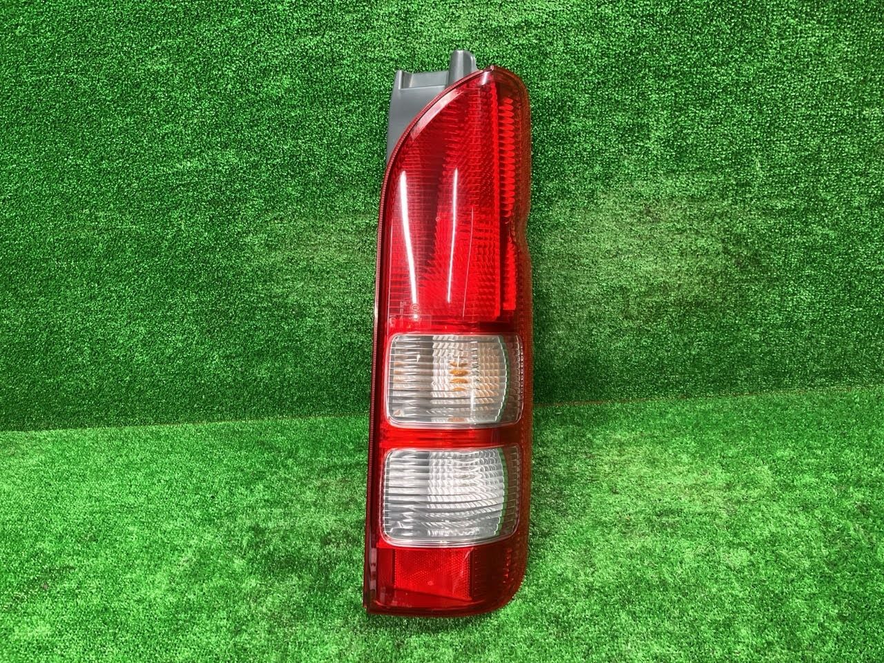 ハイエース KDH205V 右テールランプ・テールライト DX コイト 26-120