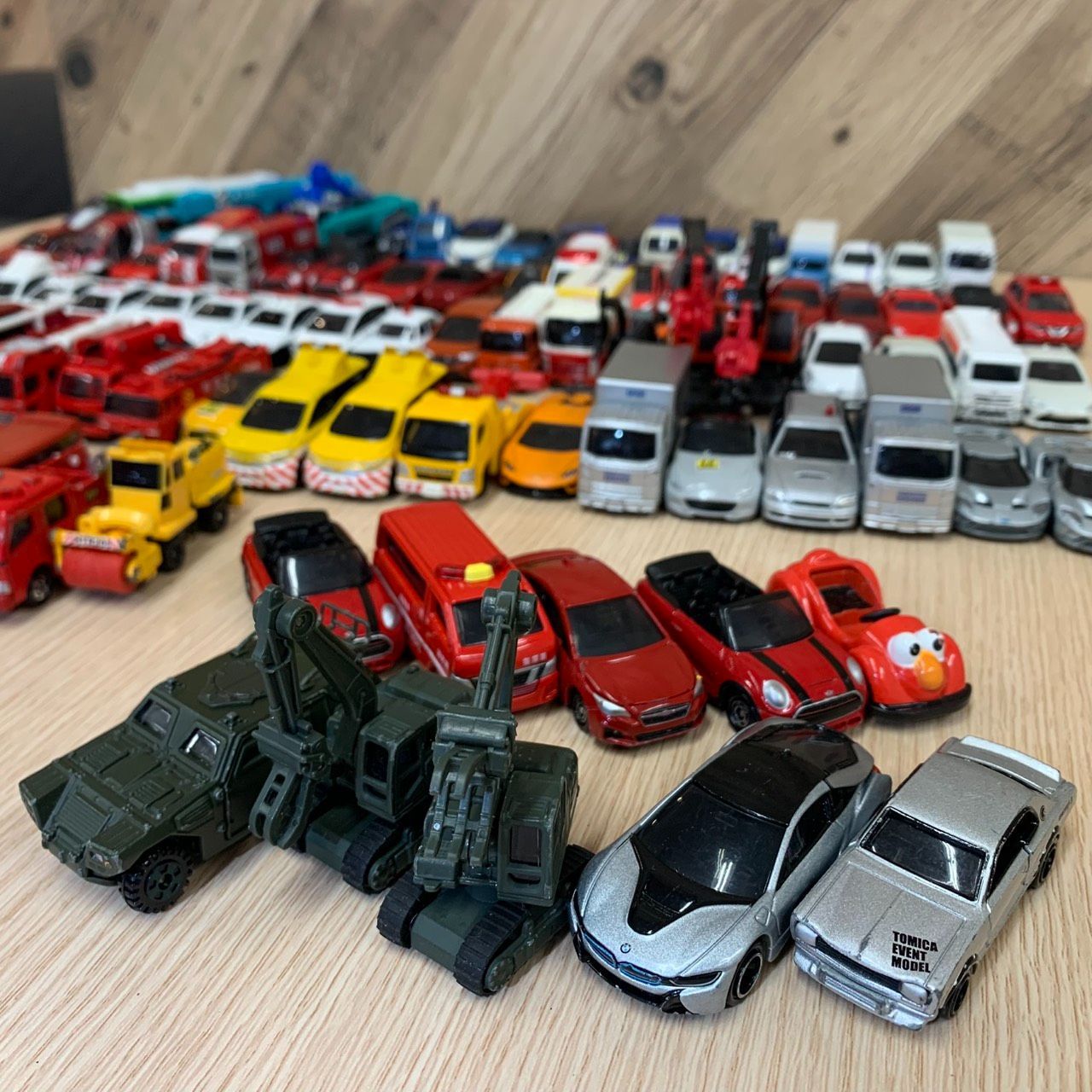 彦 100台セット 約5㎏ トミカ TOMIKA 大量 まとめ セット まとめ売り 働く車 パトカー 道路パトロールカー 自衛隊 軽装甲自動車 照明車 白バイ トミカくじ 橋梁点検車 レスキュー 警察 油圧ショベル 災害派遣 3804 SY B 9