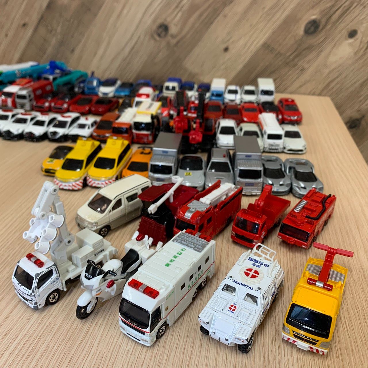 彦 100台セット 約5㎏ トミカ TOMIKA 大量 まとめ セット まとめ売り 働く車 パトカー 道路パトロールカー 自衛隊 軽装甲自動車 照明車 白バイ トミカくじ 橋梁点検車 レスキュー 警察 油圧ショベル 災害派遣 3804 SY B 9