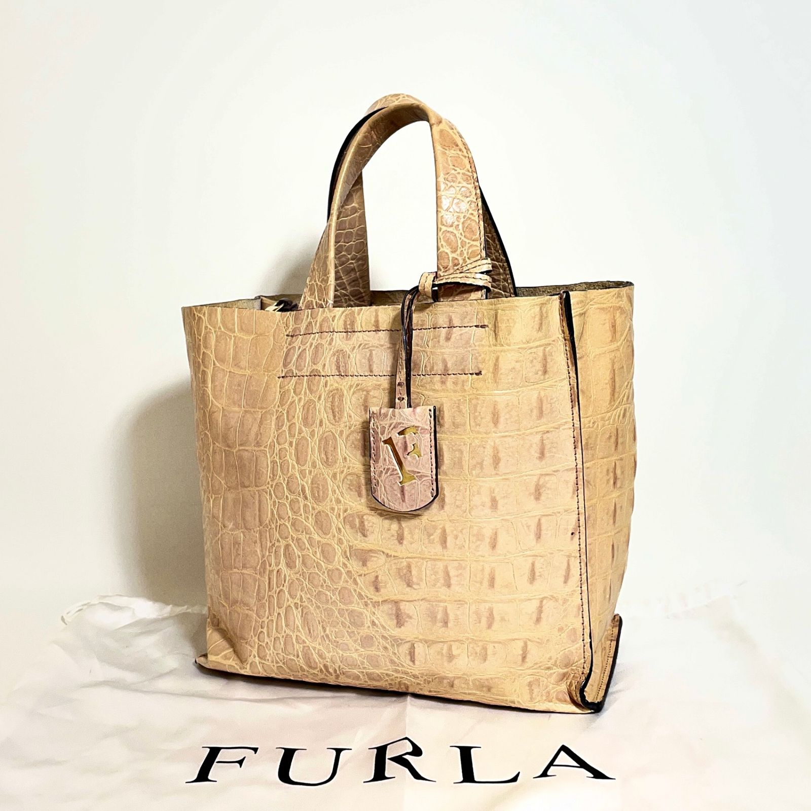 2601-195｜フルラ ハンドバッグ レザー ベージュ クロコ型押し - メルカリ