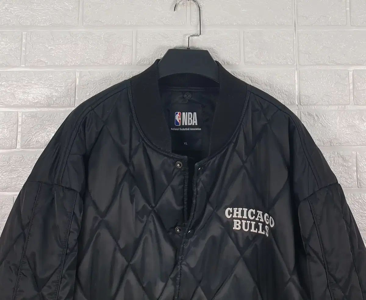 105 NBA シカゴ ブルズ キルティング アウター 公式 Chicago Bulls 