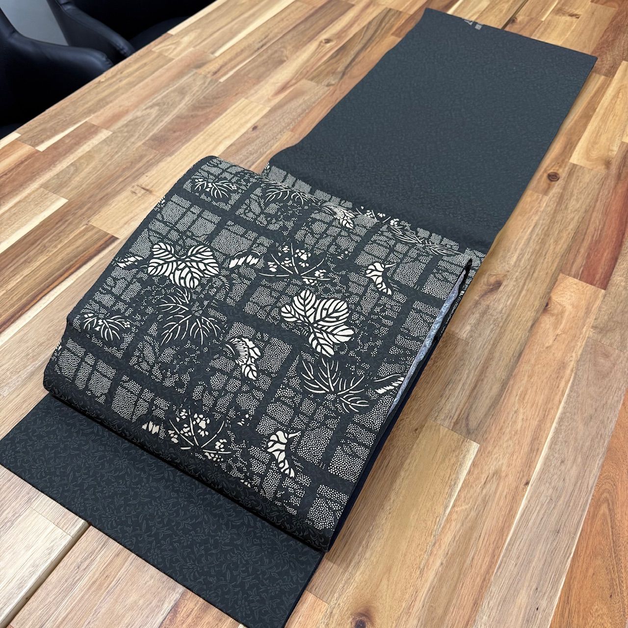 印伝（いんでん）】 正絹紋意匠袋帯 中古美品 お仕立て上がり 「蔦葡萄 