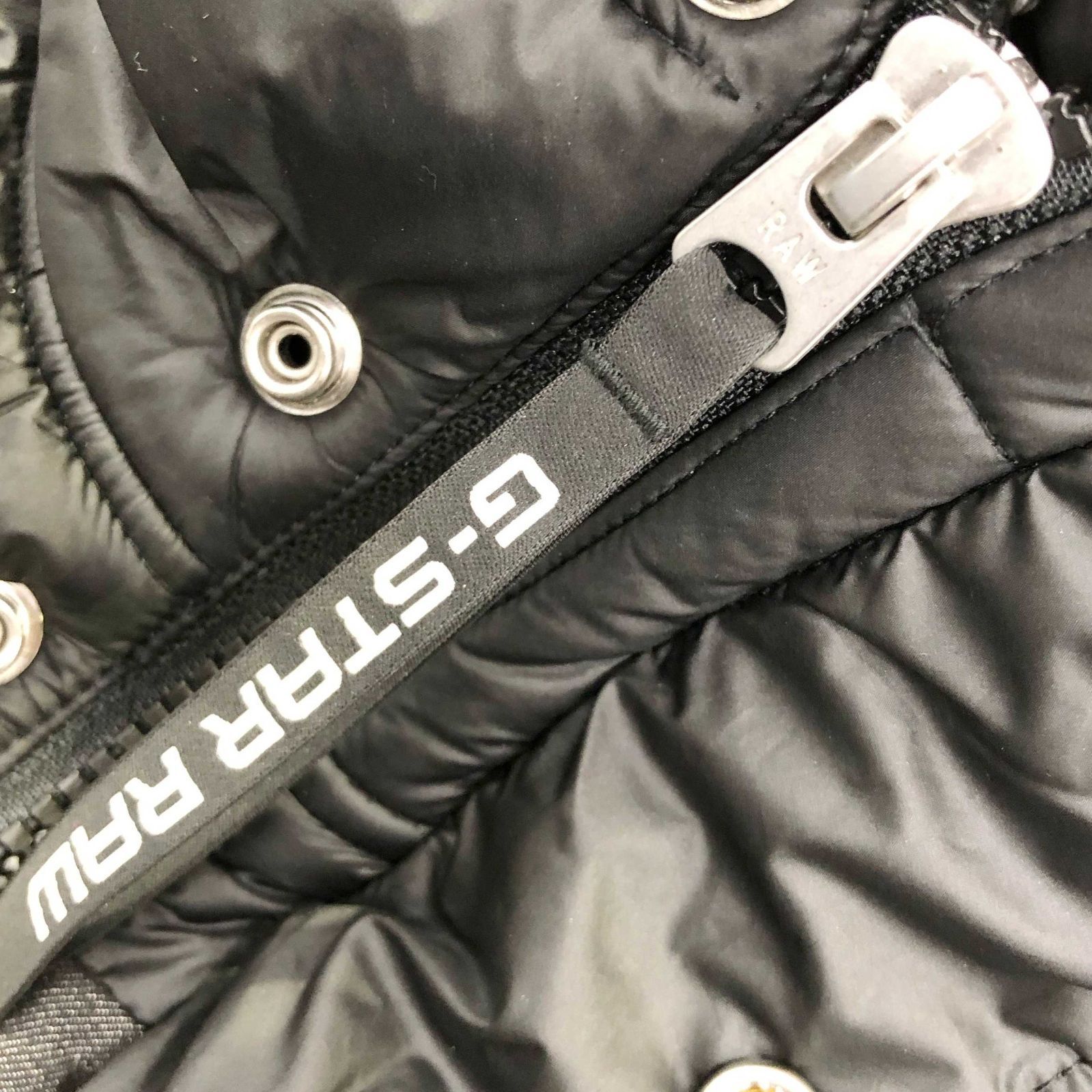 Ｇ－ＳＴＡＲ ＲＡＷ ジースター ロゥ フード ダウン ベスト Ｍ Ｄ１６０３７－Ｂ４１８－６４８４ ブラック 黒 中綿 メンズ ダウンコート ダウンジャケット WHISTLER SHORT PUFFER&frasl;撥水中綿フードブルゾン レディース