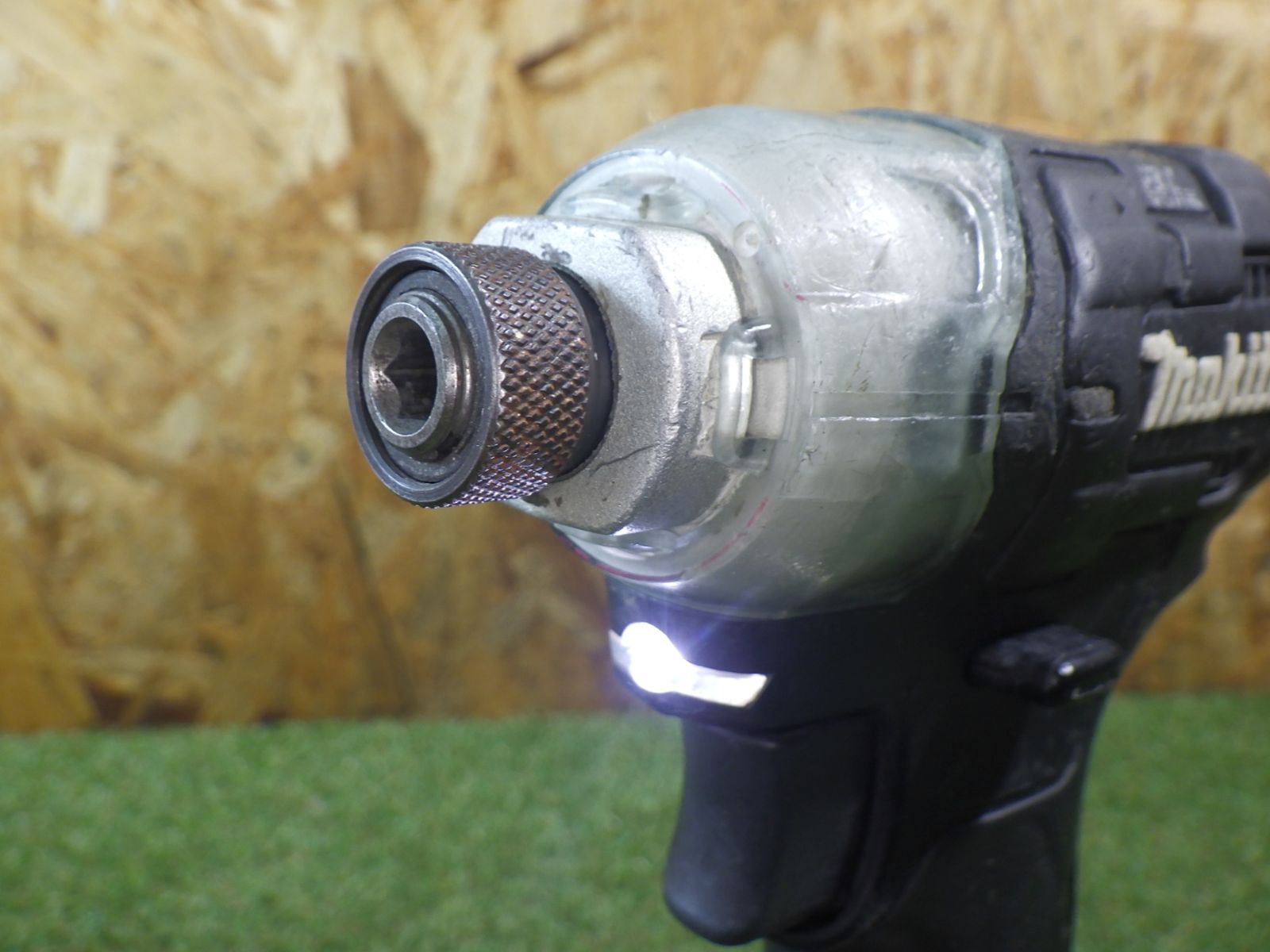 マキタ 充電式インパクトドライバ 黒 フルセット品 カバー 箇所あります 品