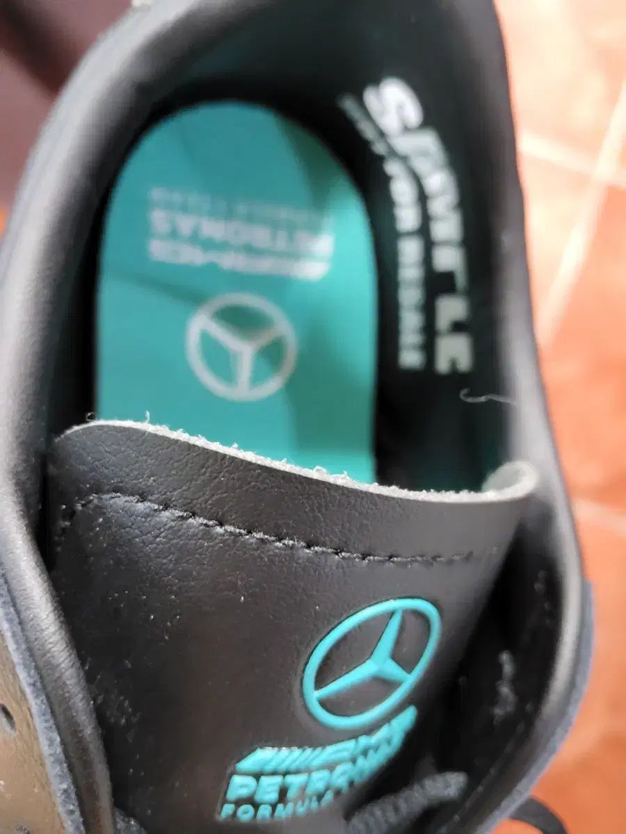 アディダス AMGペトロナス