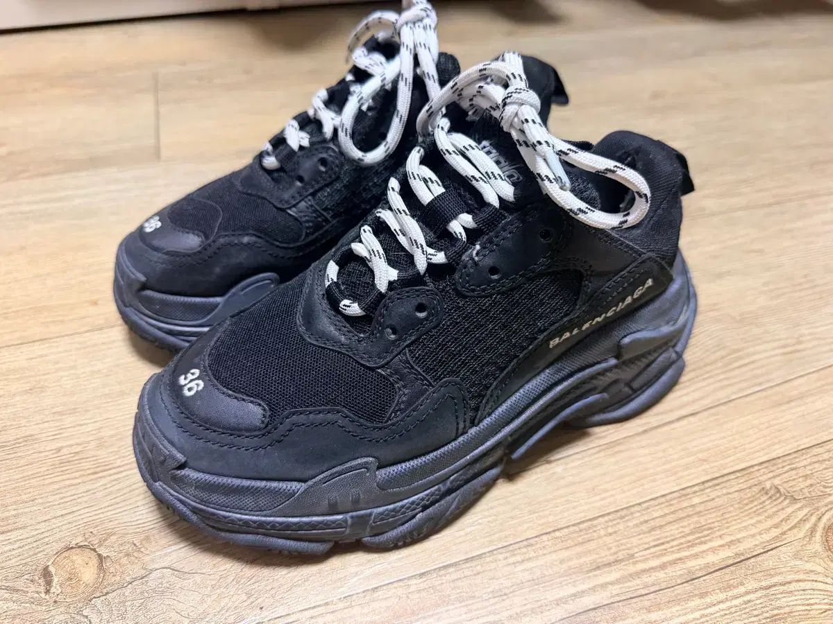 BALENCIAGA トリプルS ブラック 【公式通販】
