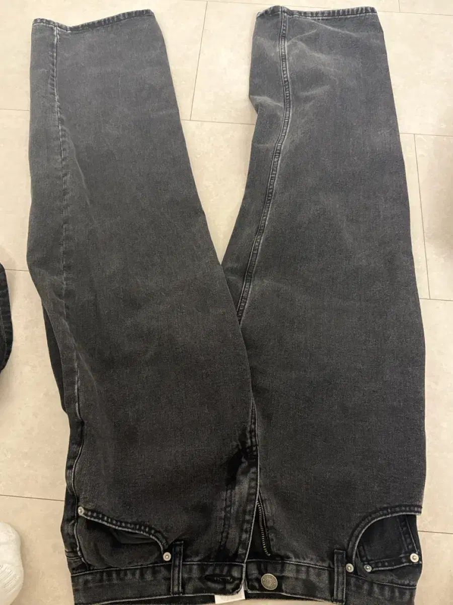 ブラックデニム ワイド デニムです