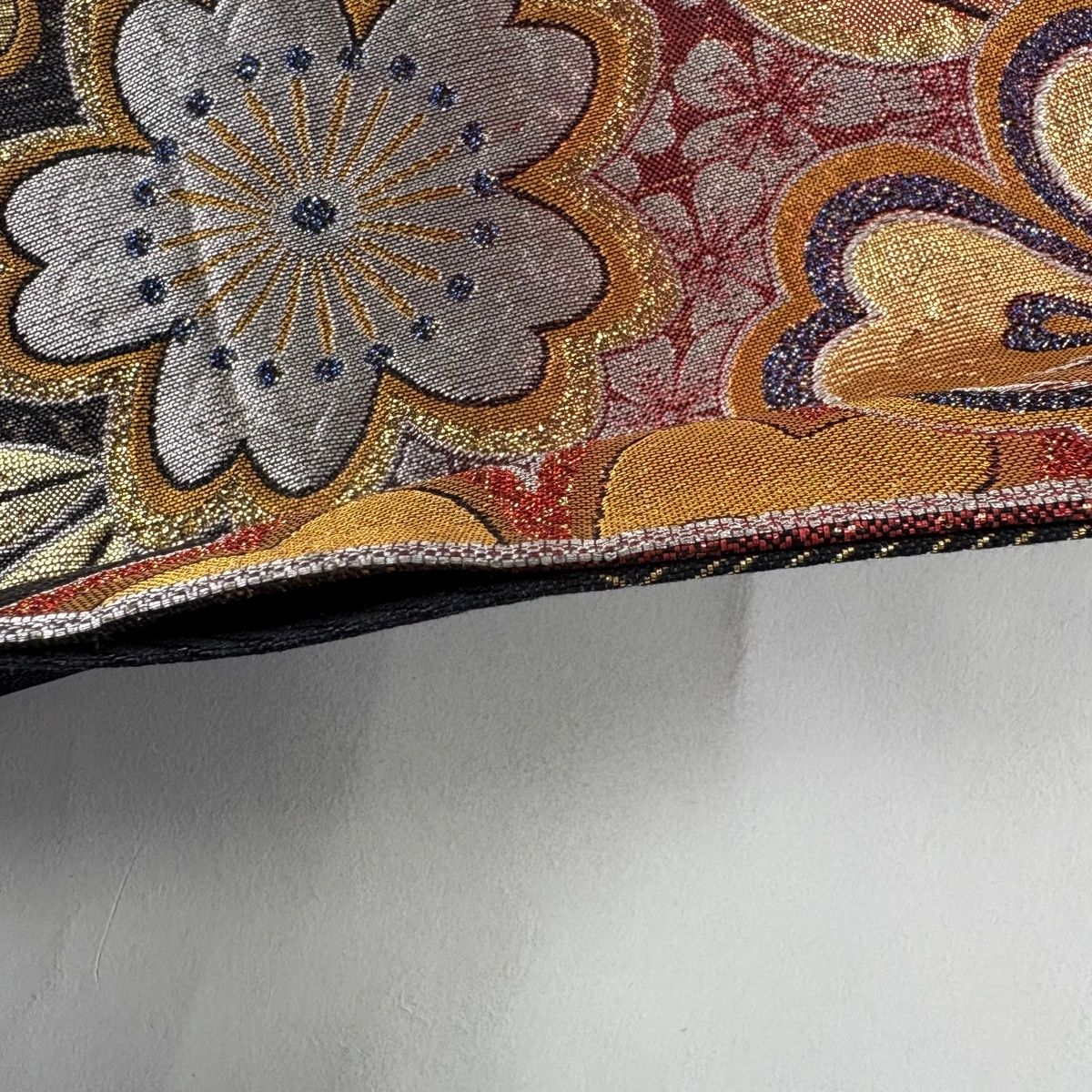 袋帯 秀品 彩りめっせ 花 金銀糸 箔 金色 六通 正絹 中古 美品】 袋帯 秀品 桜 菱 金銀糸 箔 赤 六通 正絹 【中古】 - メルカリ