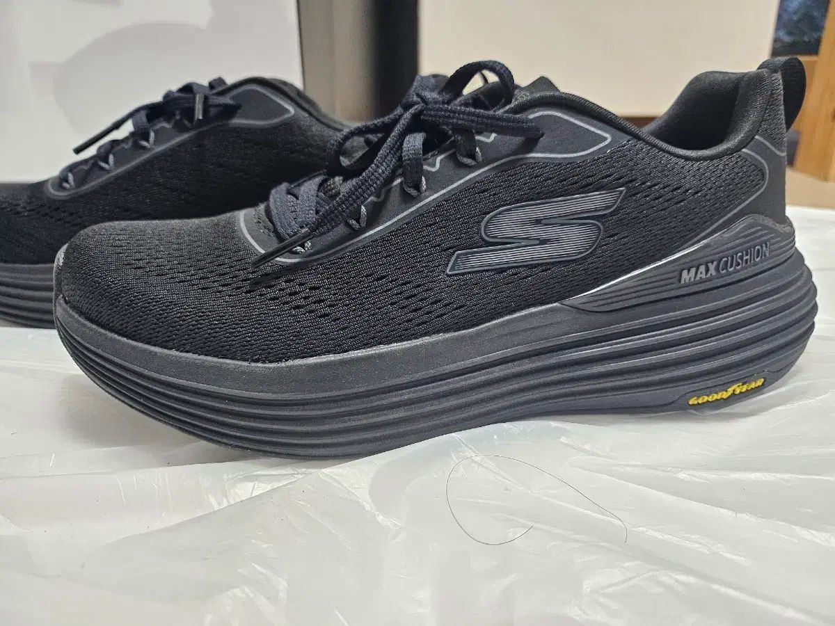 スケッチャーズ マックスクッショニング サスペンション スニーカー 245
