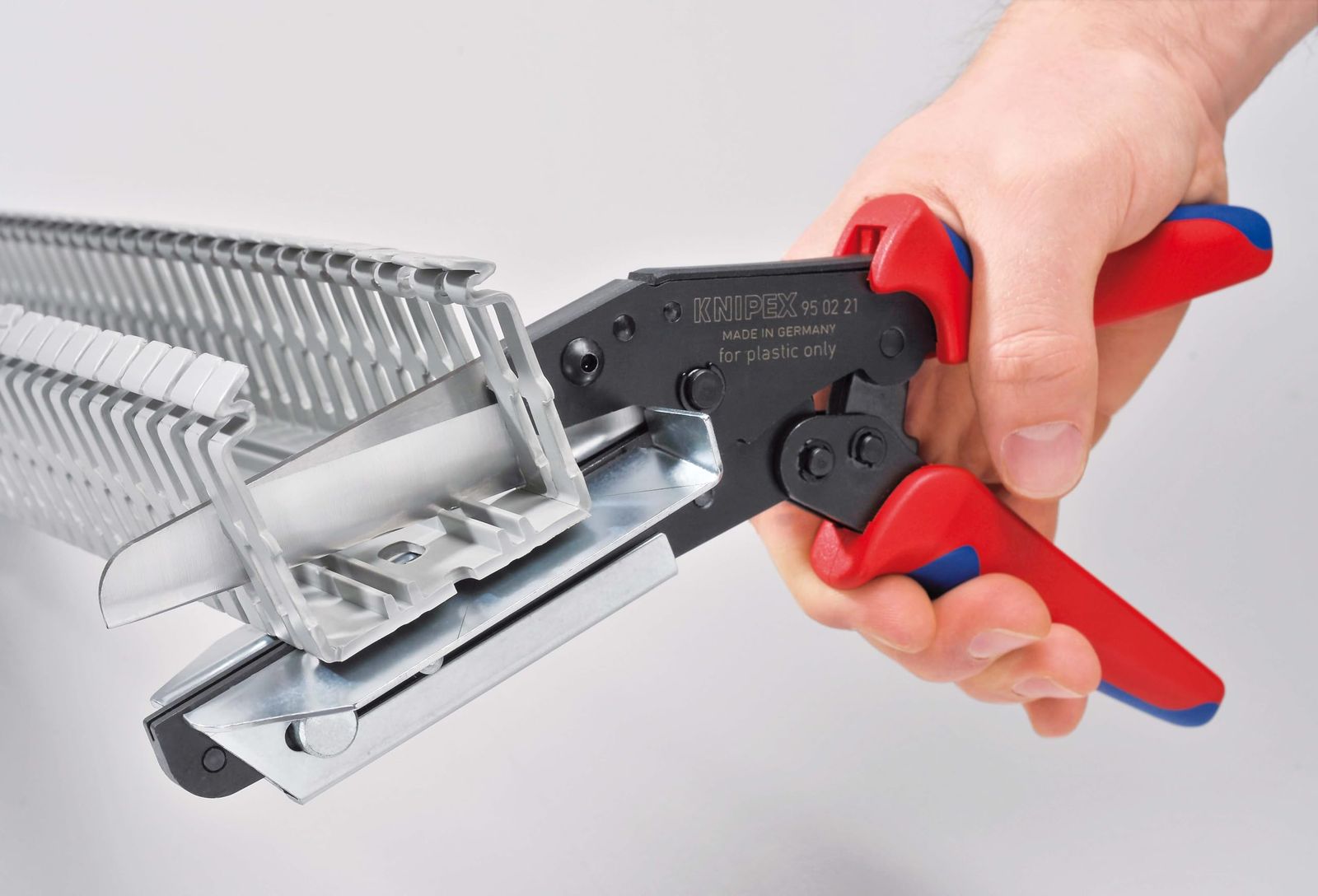  クニペックス KNIPEX 9502-21 ケーブルダクトカッター 切削工具 切削 切断 穴あけ