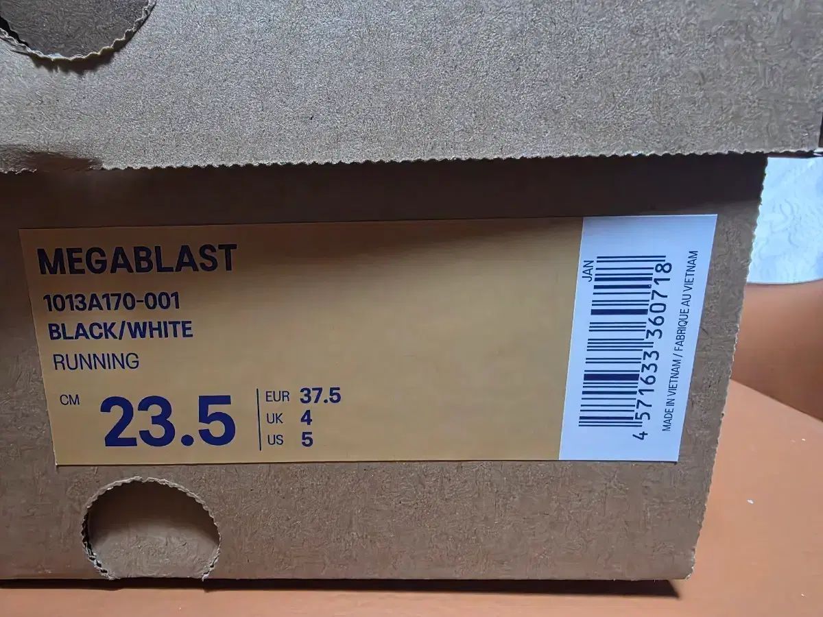 メガブラスト ランニングシューズ ブラック 白 235