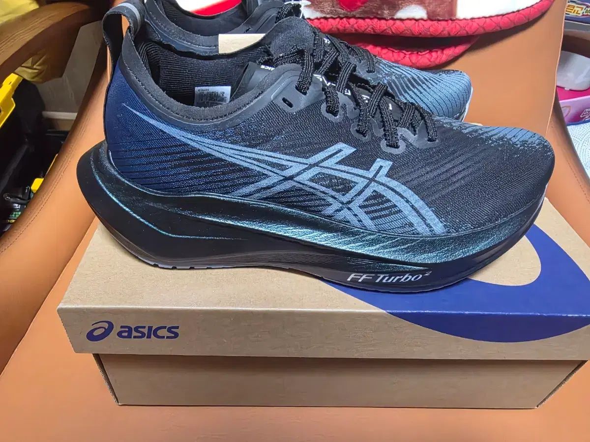 メガブラスト ランニングシューズ ブラック 白 235