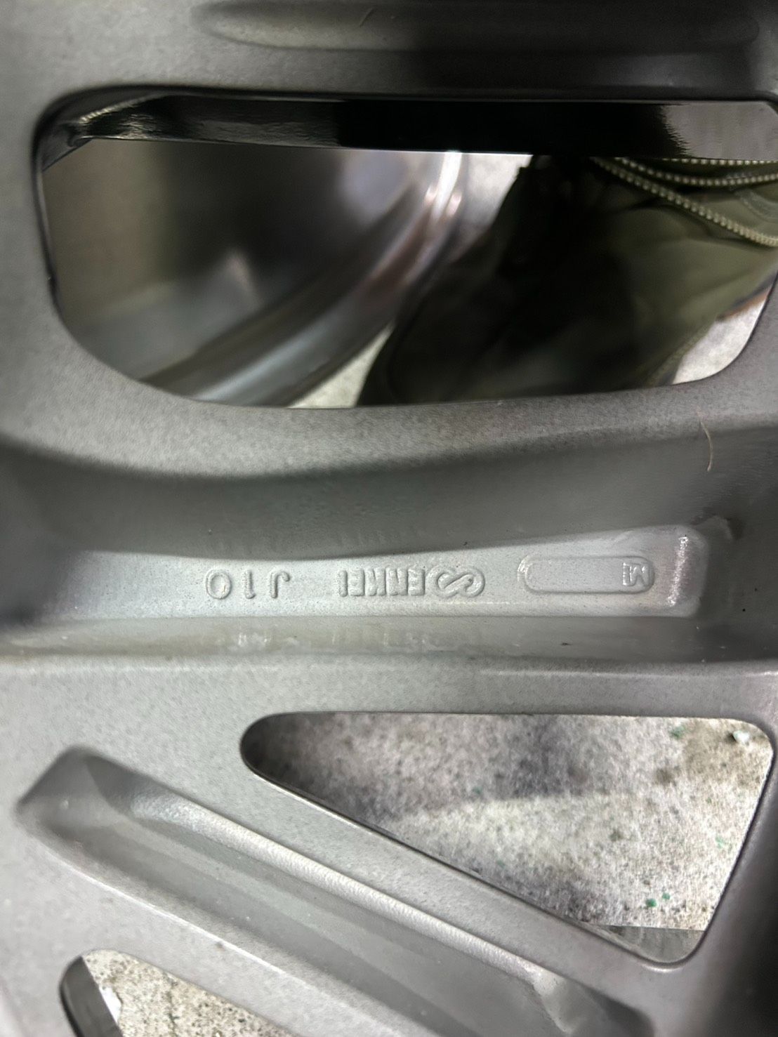 三菱 アウトランダーPHEV GN0W 純正 20インチ アルミ 8.0J +35 ENKEI製