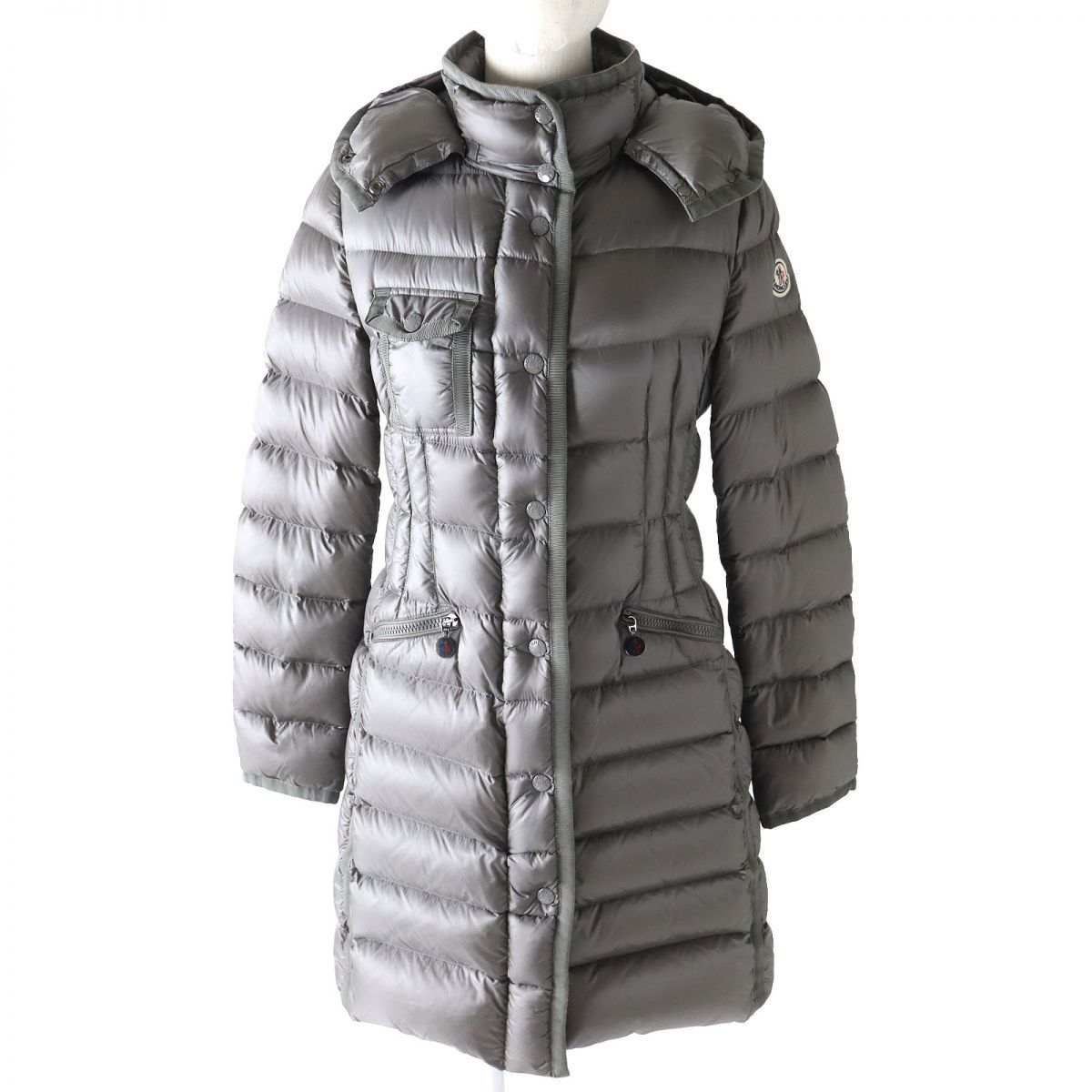 MONCLER(モンクレール) ダウン ネイビーカラー 1 サイズ 正規品 未使用品◎MONCLER モンクレール HERMINE エルミンヌ  ロゴワッペン フード付き ロングダウンコート ネイビー 00 国内正規品 レディース | フリマアプリ ラクマ モンクレール ダウンコート エルミンヌ  サイズ ... モンクレール エルミンヌ ロゴワッペン フード ロングダウンコート サイズ1