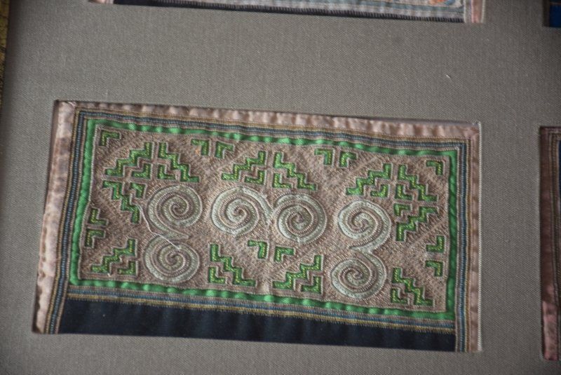 蔵A5856f】モン族 古布 刺繍襟飾り額装 18～19世紀 少数民族！ - メルカリ
