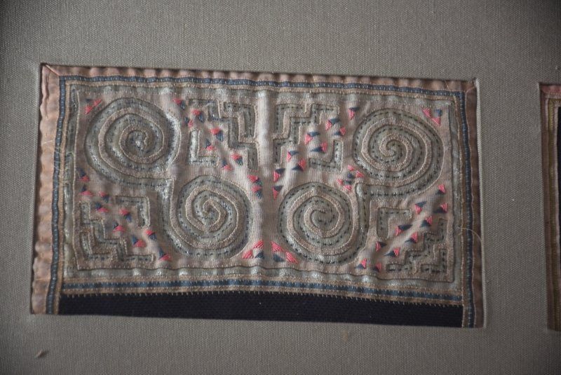 蔵A5856f】モン族 古布 刺繍襟飾り額装 18～19世紀 少数民族！ - メルカリ
