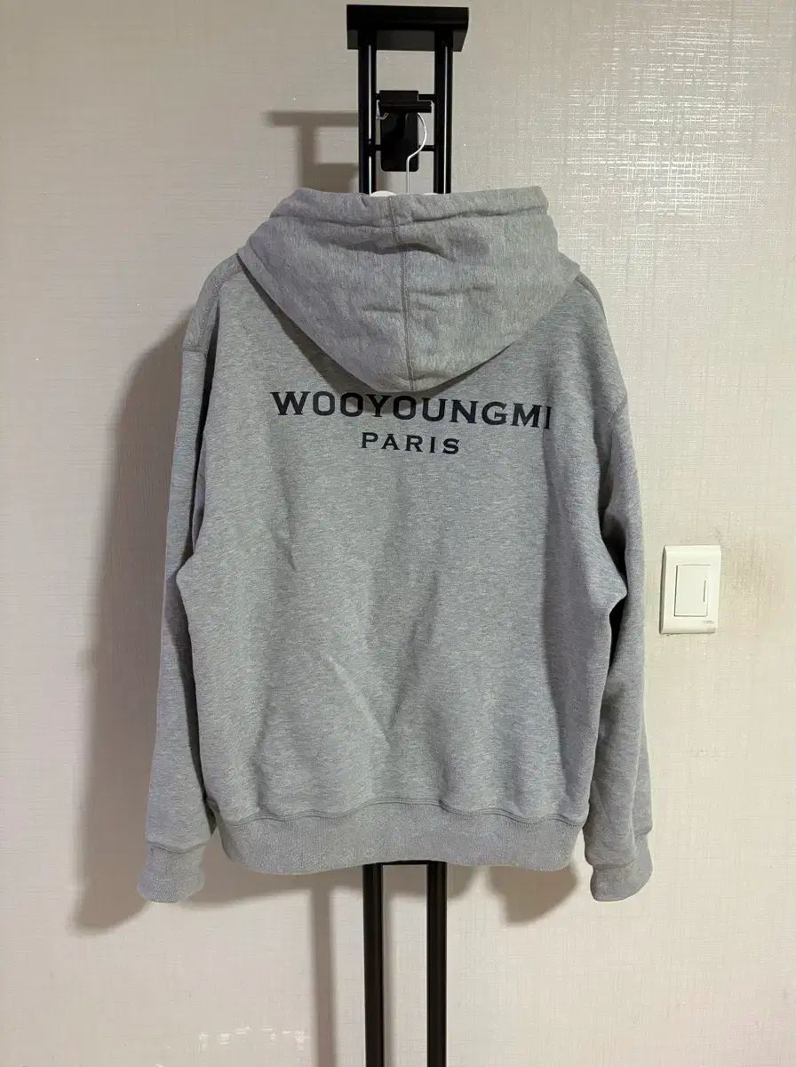 44 ウーヨンミ バックロゴ フーディー グレー
