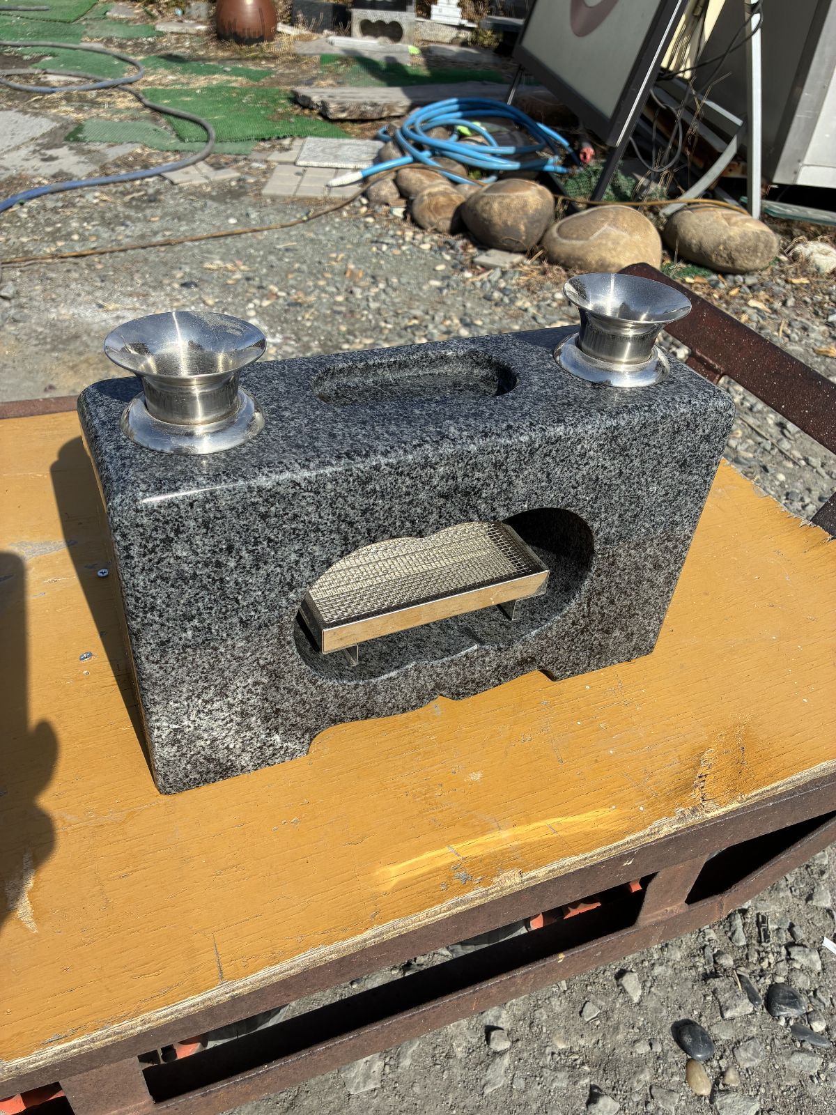 便利な花立 香炉 青御影石 一体型 色むらあり