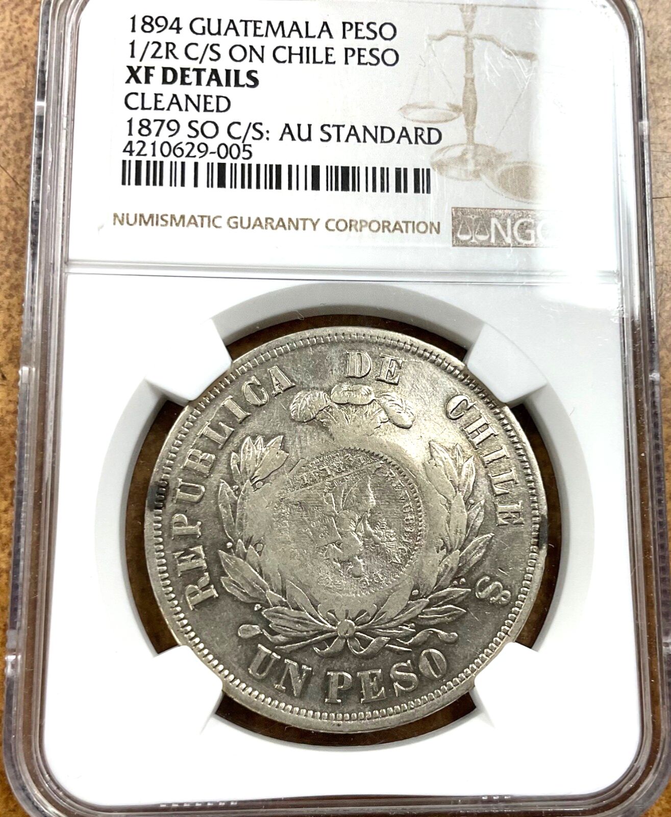 グアテマラ 1894 ペソ 1/2R カウンター刻印 1879 チリ ペソ NGC XF の