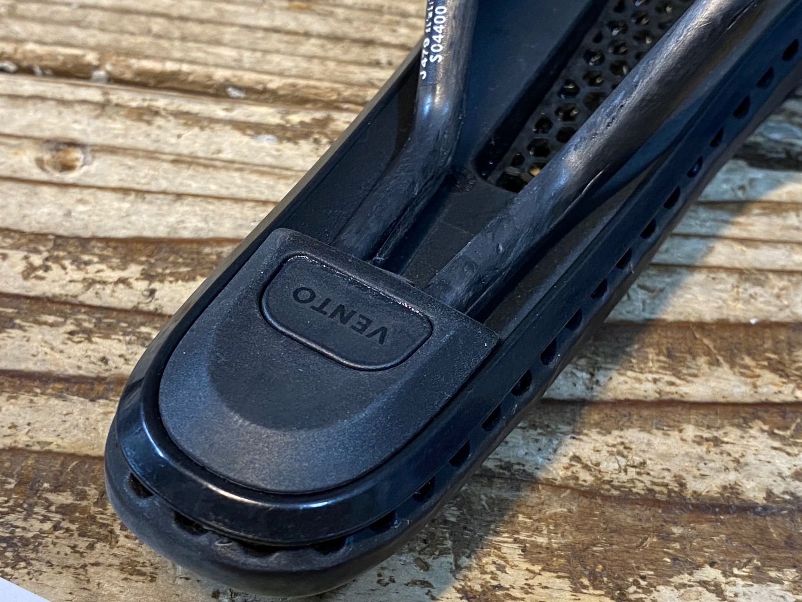 JW584 フィジーク fizik VENTO ARGO R1 ADAPTIVE 140mm サドル