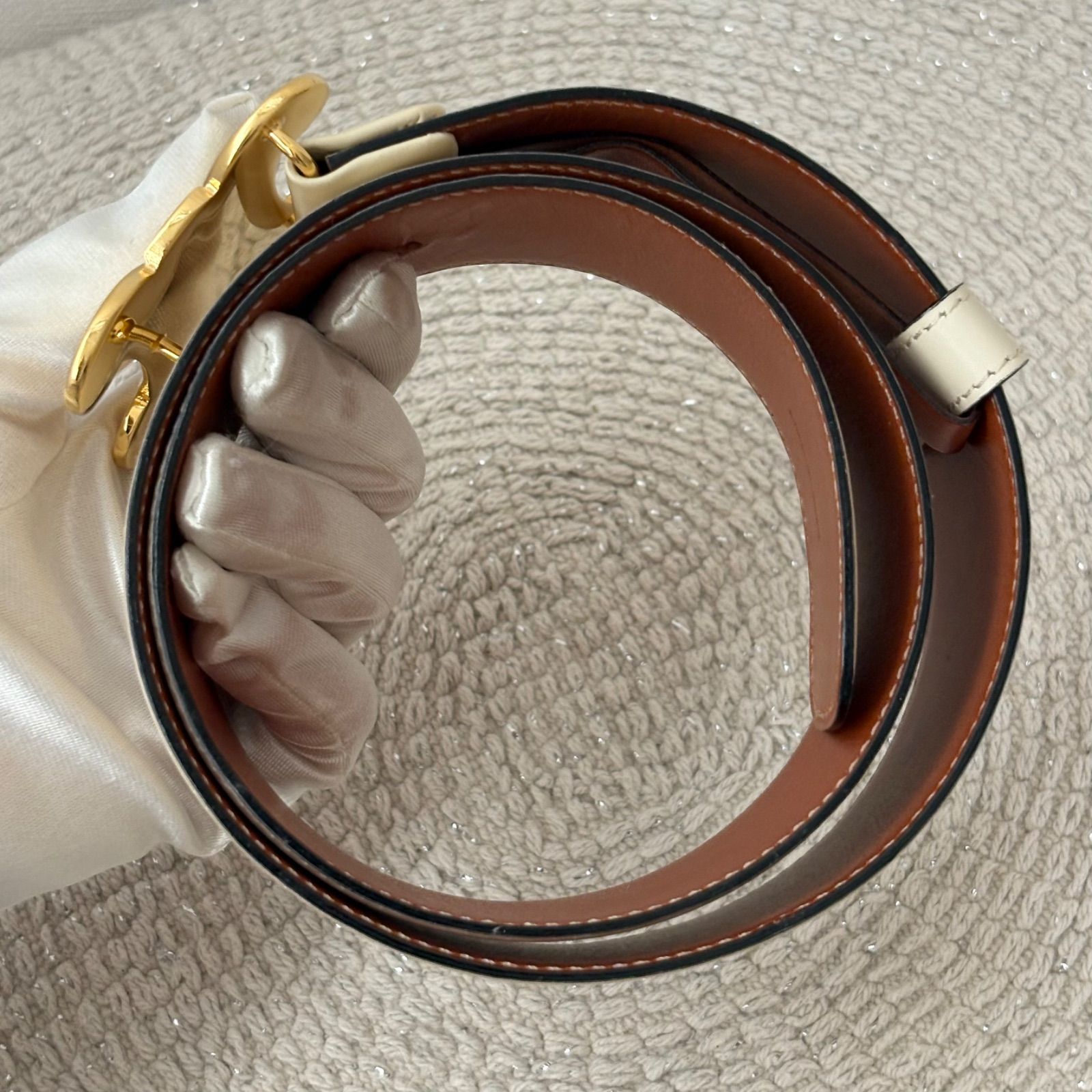 【極美品】セリーヌ トリオンフ レザー ゴールド金具ベルト ホワイト系 極美品】セリーヌ トリオンフ レザー ゴールド 金具 ベルト レディース