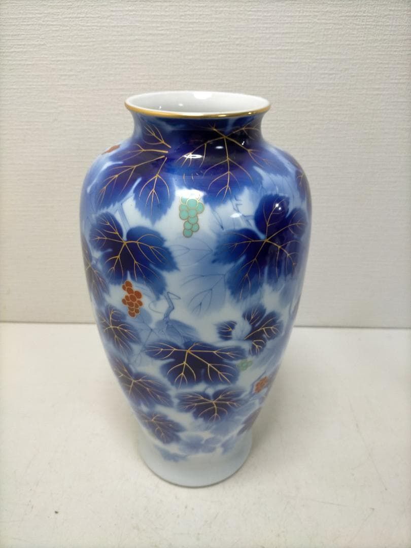 【糸島市内 送料無料】藍色 染付風 金彩 葡萄文様 花瓶 大型 壺 飾壺 床の間 玄関 和室 洋室 インテリア 陶磁器 置物 華道 花器 伝統工芸 風雅 古美術風　　251217-4Y 送料無料】 藍色 染付風 金彩 葡萄文様 花瓶 大型 壺 飾壺 床の間 玄関