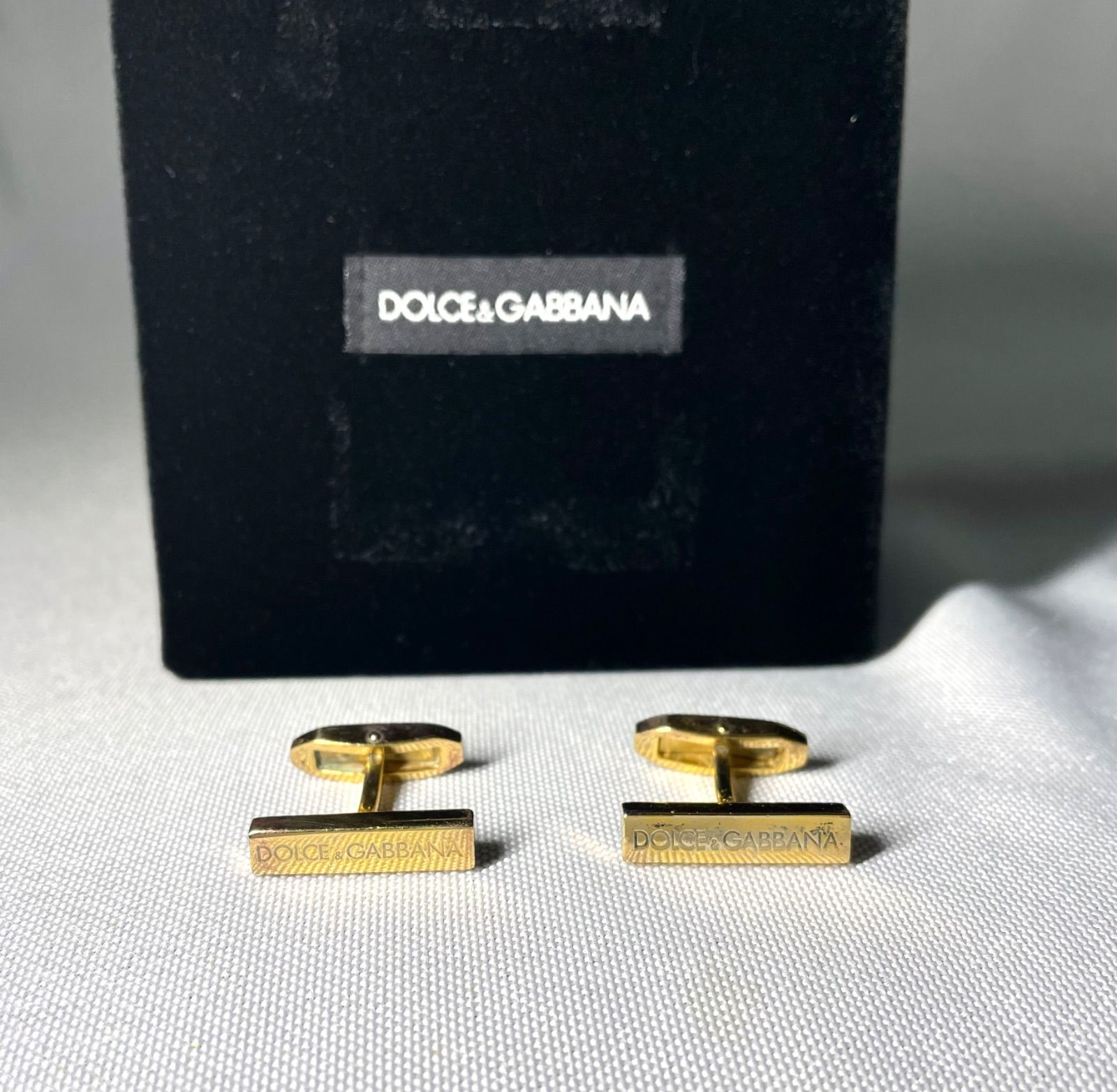 ドルチェ＆ガッバーナ　カフリンクス ゴールド　ホワイト　シェル　ブランドロゴ 希少 DOLCE&GABBANA ドルチェ&ガッバーナ ブランドロゴデザイン