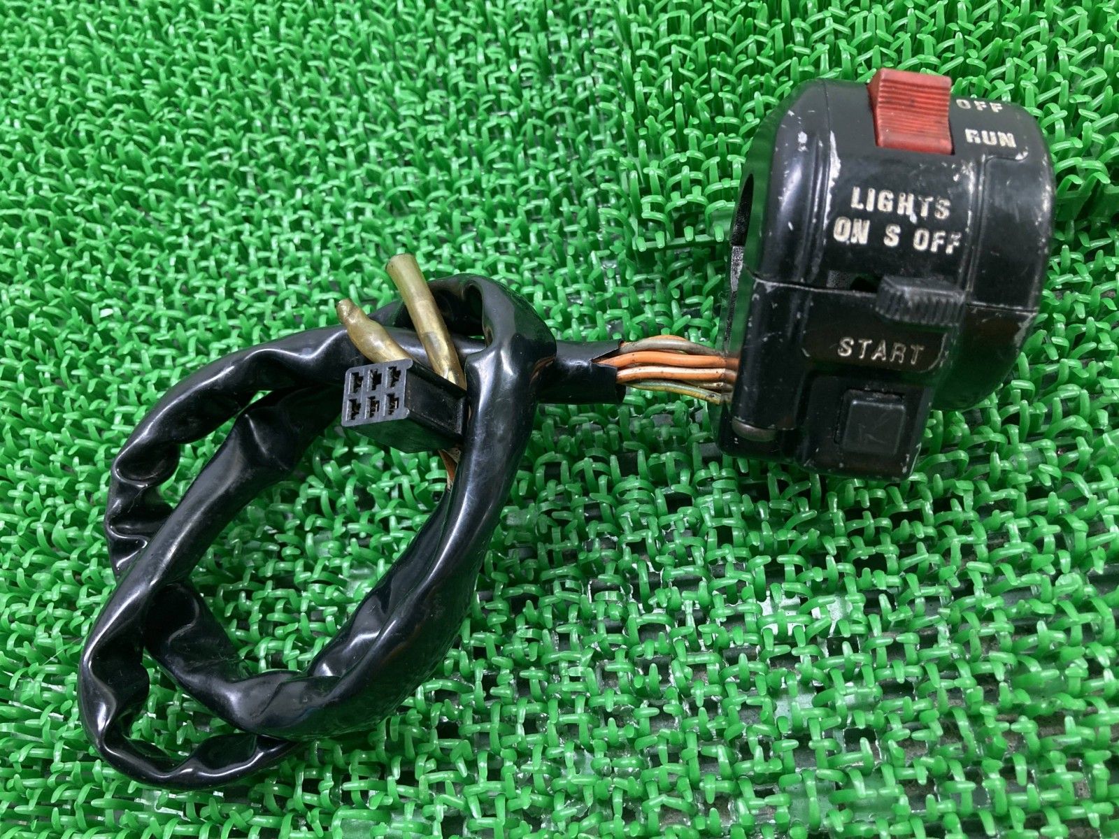 GSX400FSインパルス ハンドルスイッチ 右 スズキ 純正 中古 GK72A IMPULSE 当時物 スイッチボックス ペイント素材に uP GSX400FSインパルス ハンドルスイッチ 右 スズキ 純正 中古 GK72A